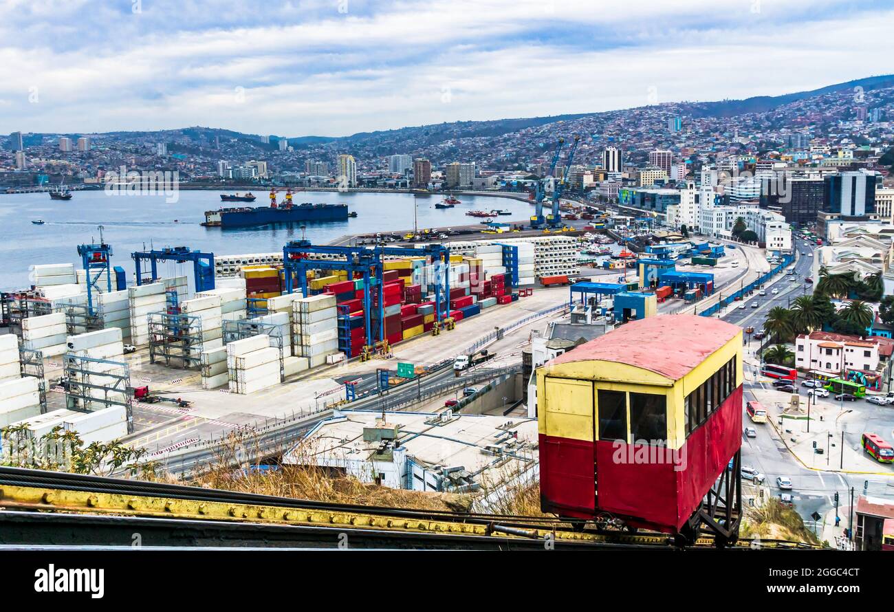 Der Hafen von Valparaiso und der Ascensor Artilleria Lift auf dem Cerro Artilleria Hügel - Valparaiso, Chile Stockfoto