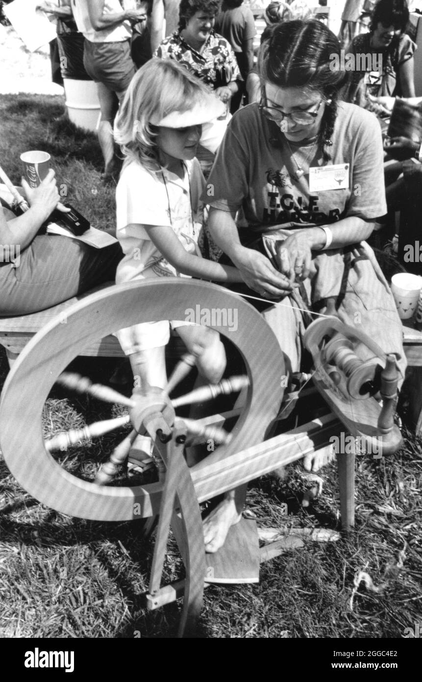 San Antonio Texas USA, um die 1990er Jahre: Mutter und Tochter lernen beim Texas Folklife Festival das Spinnen von Wolle auf einer Spindel. ©Bob Daemmrich Stockfoto