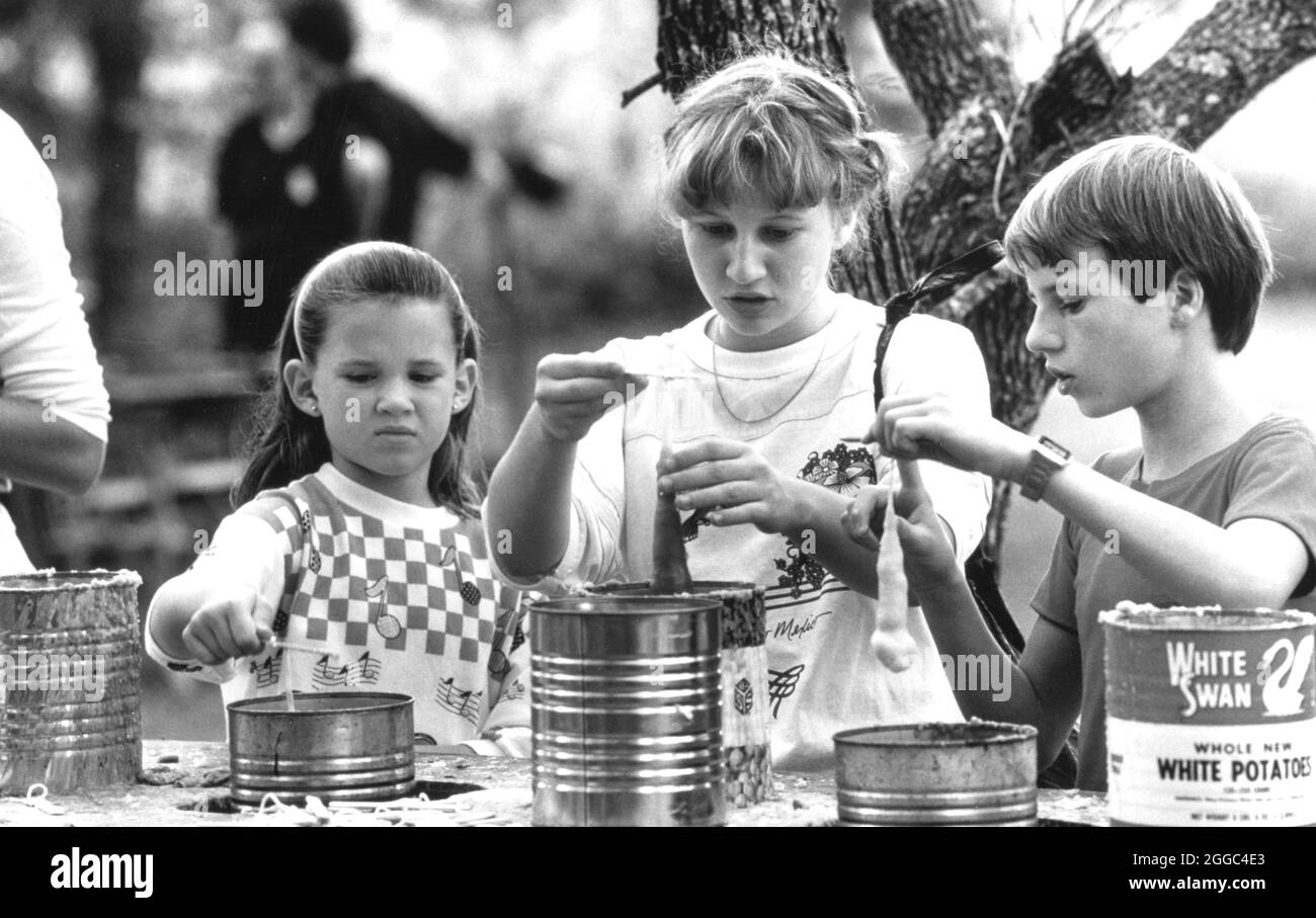 Austin Texas USA, um die 1980er Jahre: Kinder machen Kerzen beim Texas Pioneer Farm Herbst Festival. ©Bob Daemmrich Stockfoto