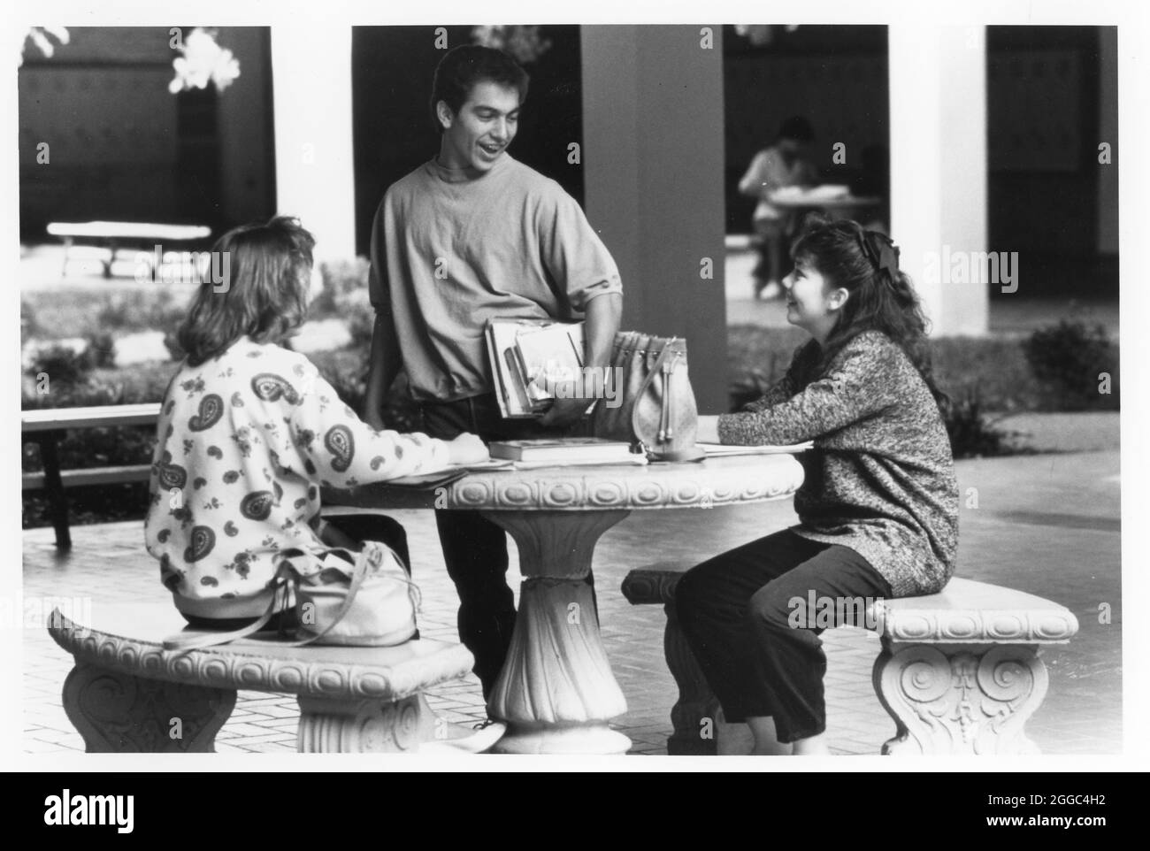 Austin Texas USA, 1988: Hispanische High-School-Schüler treffen sich im Schulhof. ©Bob Daemmrich Stockfoto