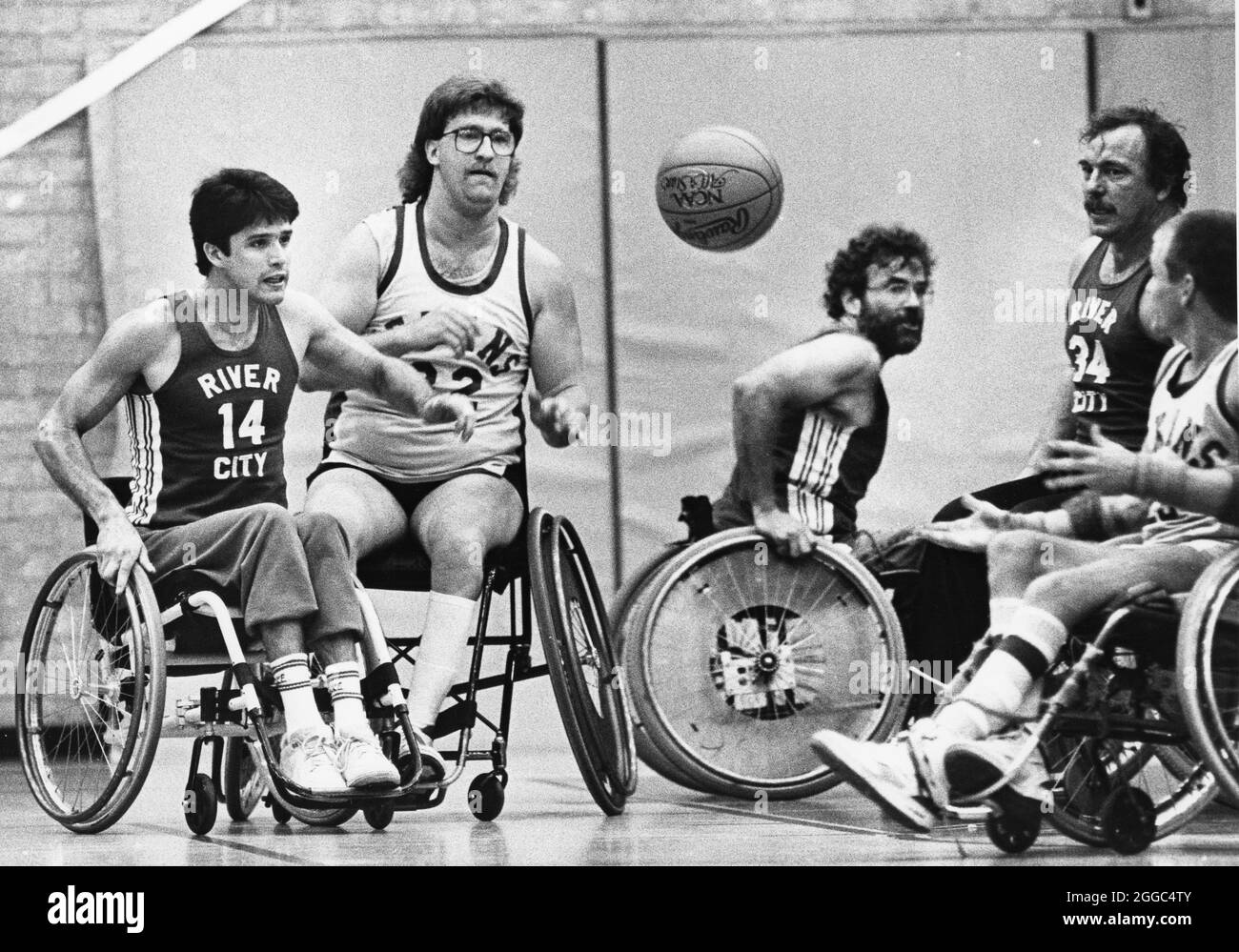 Austin Texas USA, um 1992: Rollstuhl-Basketball-Liga spielt in Austin während eines regionalen Turniers für Männer. ©Bob Daemmrich Stockfoto