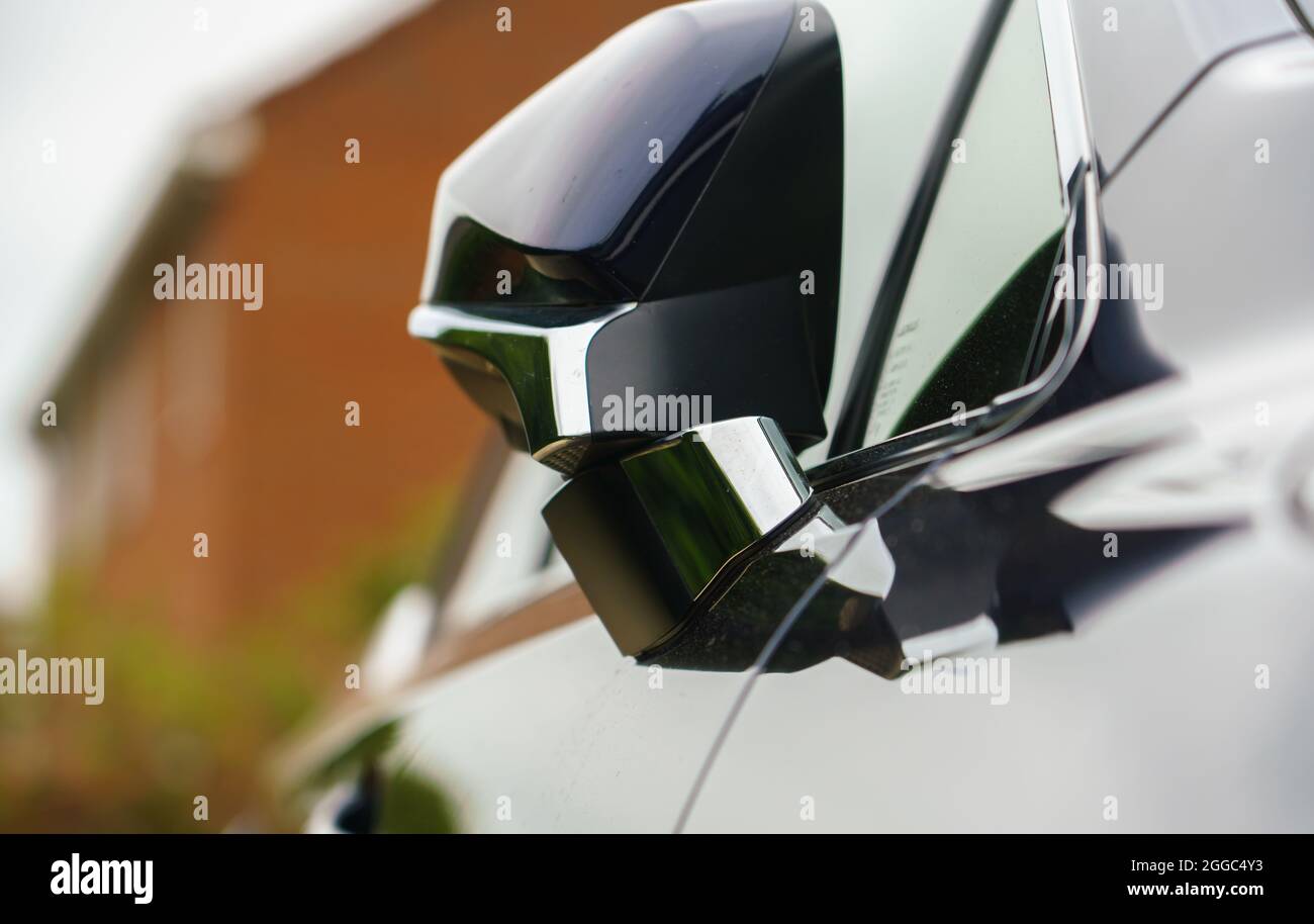 Seitenprofil mit gefaltetem Türspiegel eines Lexus RX450h Premier Self-Charging Hybrid Luxus-SUV Stockfoto