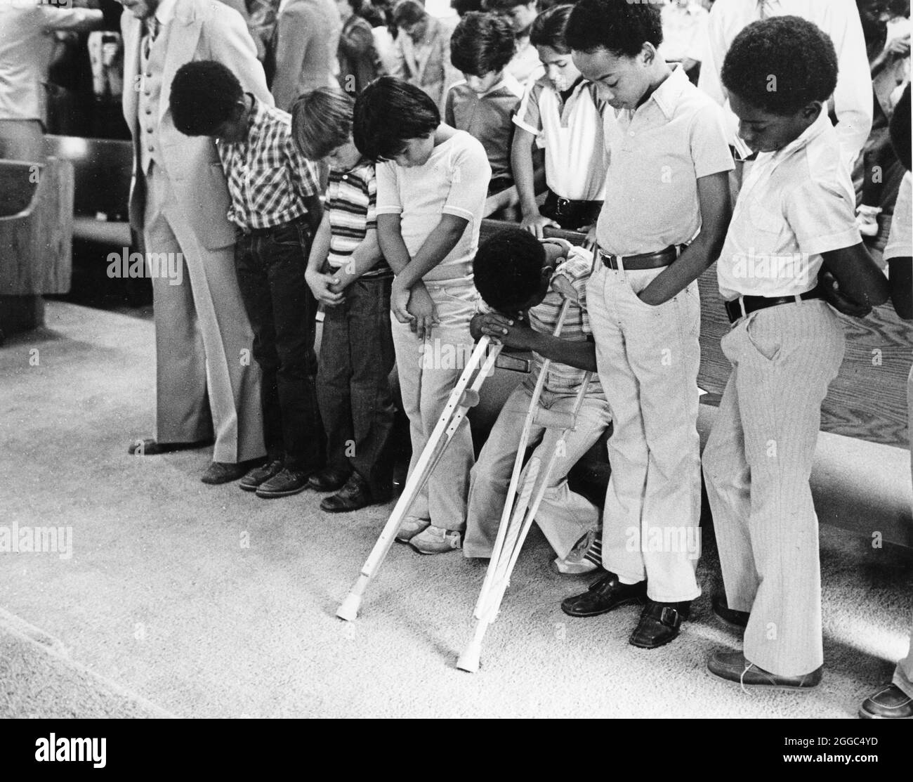 Austin Texas USA, 1984: Der schwarze Schüler Patrick Skeaton, der sein rechtes Bein aufgrund einer Spina bifida verlor, benutzt Holzkrücken, um an der Wooten Elementary School in Austin, Texas, zu kommen, während er in den regulären Unterricht integriert wird. Später wurde er mit einer Beinprothese ausgestattet. Teil einer erweiterten Fotofunktion. ©Bob Daemmrich Stockfoto