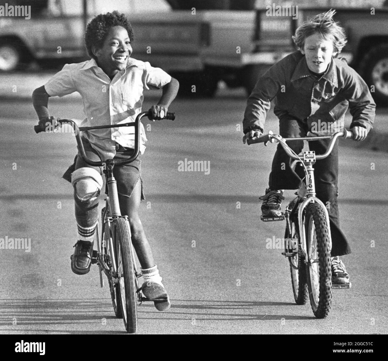 Austin Texas USA, 1984: Der schwarze Schüler Patrick Skeaton, der sein rechtes Bein aufgrund einer Spina bifida verlor, fährt mit seiner neuen Beinprothese auf einem Fahrrad. Teil einer erweiterten Fotofunktion. ©Bob Daemmrich Stockfoto
