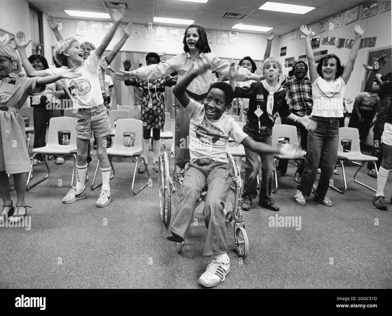 Austin Texas USA, 1984: Der schwarze Schüler Patrick Skeaton, der sein rechtes Bein aufgrund einer Spina bifida verlor, interagiert an der Wooten Elementary School, während er in den regulären Unterricht aufgenommen wird. Später wurde er mit einer Beinprothese ausgestattet. Teil einer erweiterten Fotofunktion. ©Bob Daemmrich Stockfoto