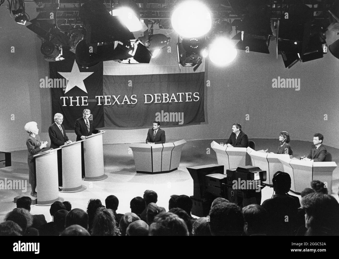 Dallas Texas USA, 1990: Kandidaten für die demokratische Nominierung für den Gouverneur von Texas - von links, Texas Treasurer Ann Richards, ehemaliger Gouverneur Mark White und Texas Attorney General Jim Mattox - treffen sich zu einer Fernsehdebatte in den Studios des öffentlichen Fernsehsenders in Dallas. ©Bob Daemmrich Stockfoto