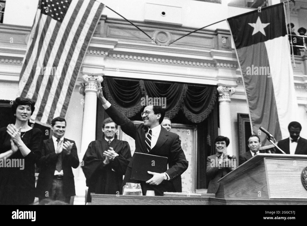 Austin Texas USA, 15. Januar 1991: Dan Morales wird als Texas Attorney General in der House Chamber des Texas Capitol vereidigt. ©Bob Daemmrich Stockfoto