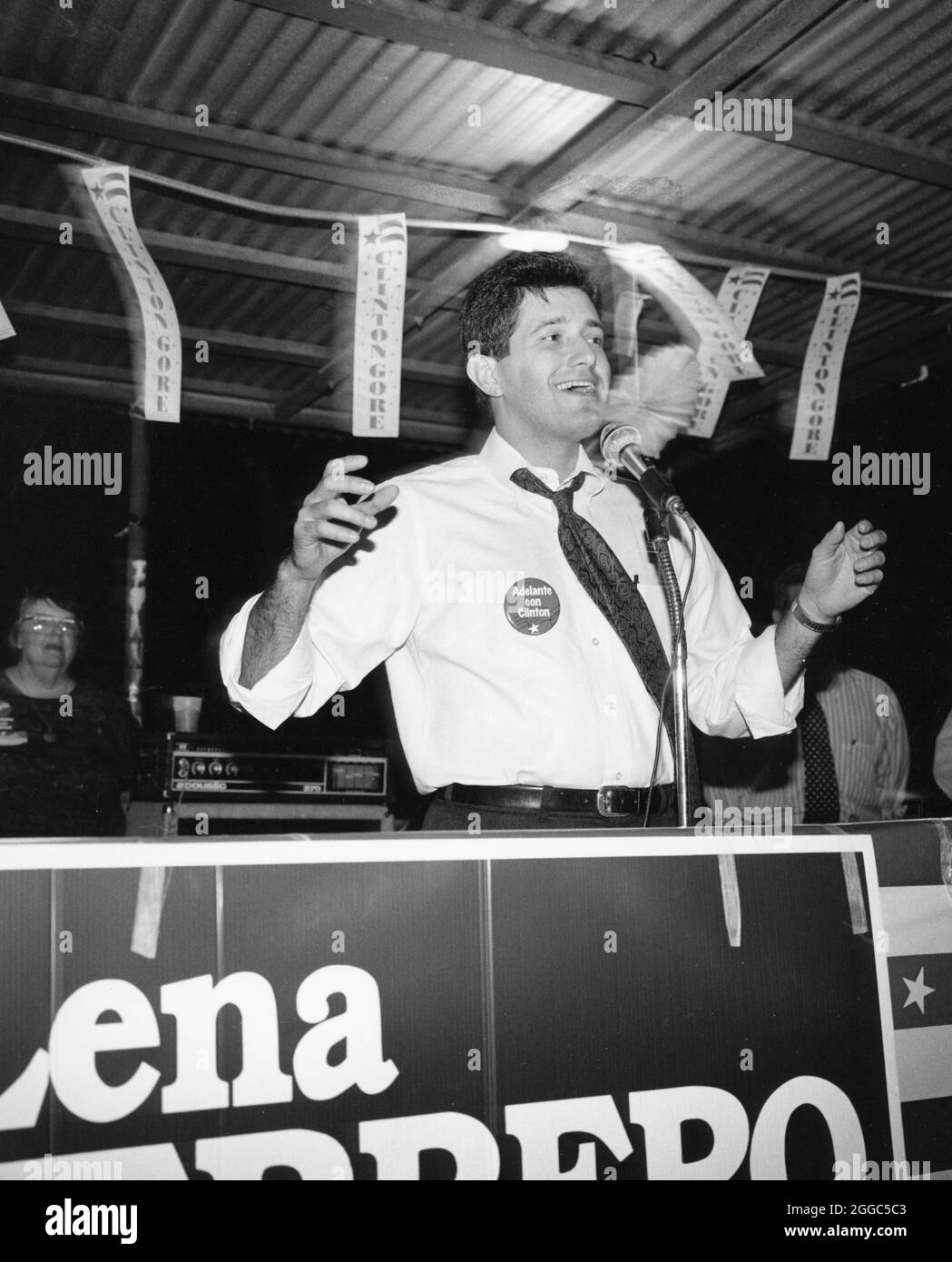 ©1992 der hispanische Staatsvertreter Richard raymond spricht bei der Kundgebung der Gemeinde in San Diego, Texas, für Clinton/Gore, 1992. Stockfoto