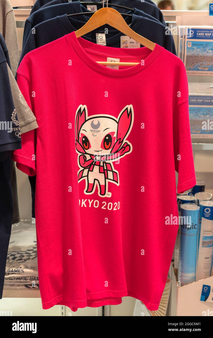 tokio, japan - 24 2021. august: Offizielles rosa T-Shirt mit dem Paralympics-Maskottchen „Someity“, das so mächtig ist, im Paralympic Store von Tok Stockfoto