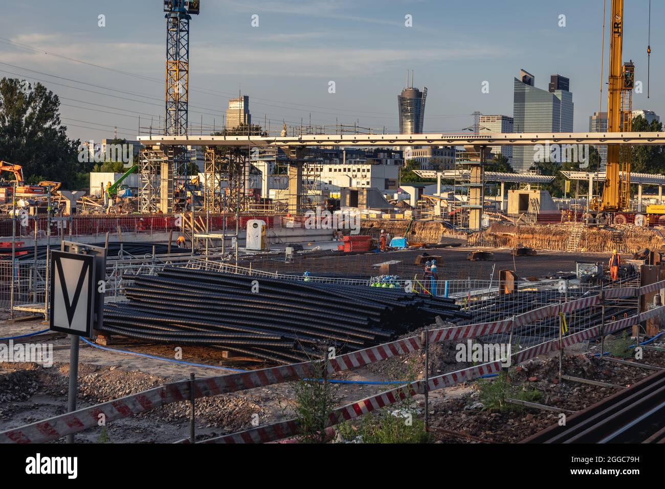 Modernisierungsarbeiten an den Bahnsteigen des Bahnhofs Warszawa Zachodnia in Warschau, Polen Stockfoto