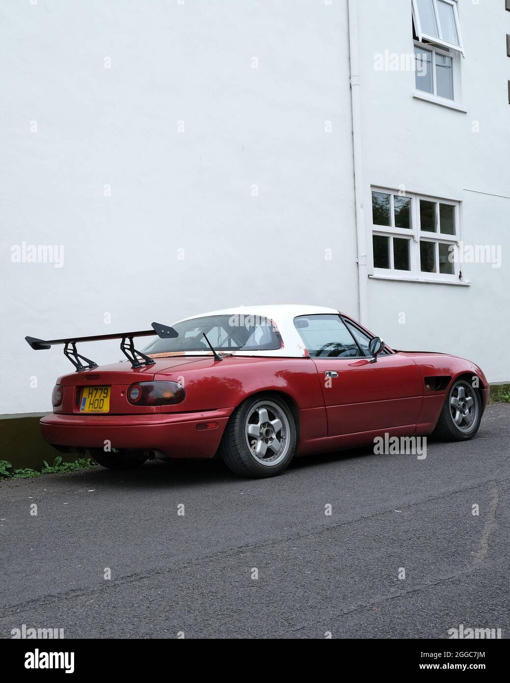 August 2021 - Älter modifizierter und abgesenkter Mazda MX5 Sportwagen auf der Straße in Cheddar Somerset, Großbritannien geparkt. Stockfoto