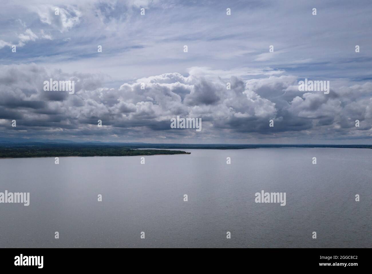 Blick auf den Stausee Goczalkowice in der Nähe des Dorfes Goczalkowice-Zdroj in Schlesien in Polen, mit einem Damm an der Weichsel Stockfoto