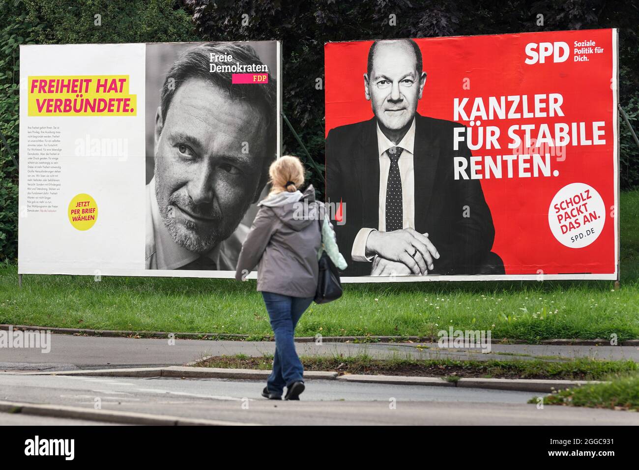 Bundestagswahl 2021, Wahlplakate der Parteien zur Bundestagswahl am 26.9.2021: FDP (Christian Lindner) und SPD (Olaf Scholz). Dortmund, 30.08.2021 Stockfoto