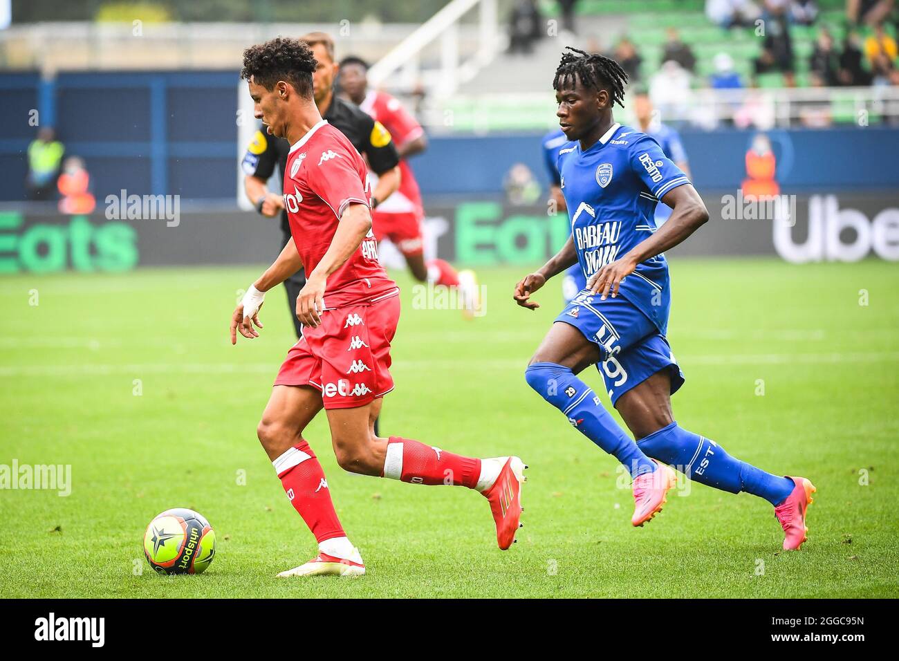 Sofiane DIOP von Monaco und Issa KABORE von Troyes während des französischen Ligue-1-Fußballspiels zwischen ESTAC Troyes und AS Monaco am 29. August 2021 im Stade de L'Aube in Troyes, Frankreich - Foto Matthieu Mirville / DPPI Stockfoto