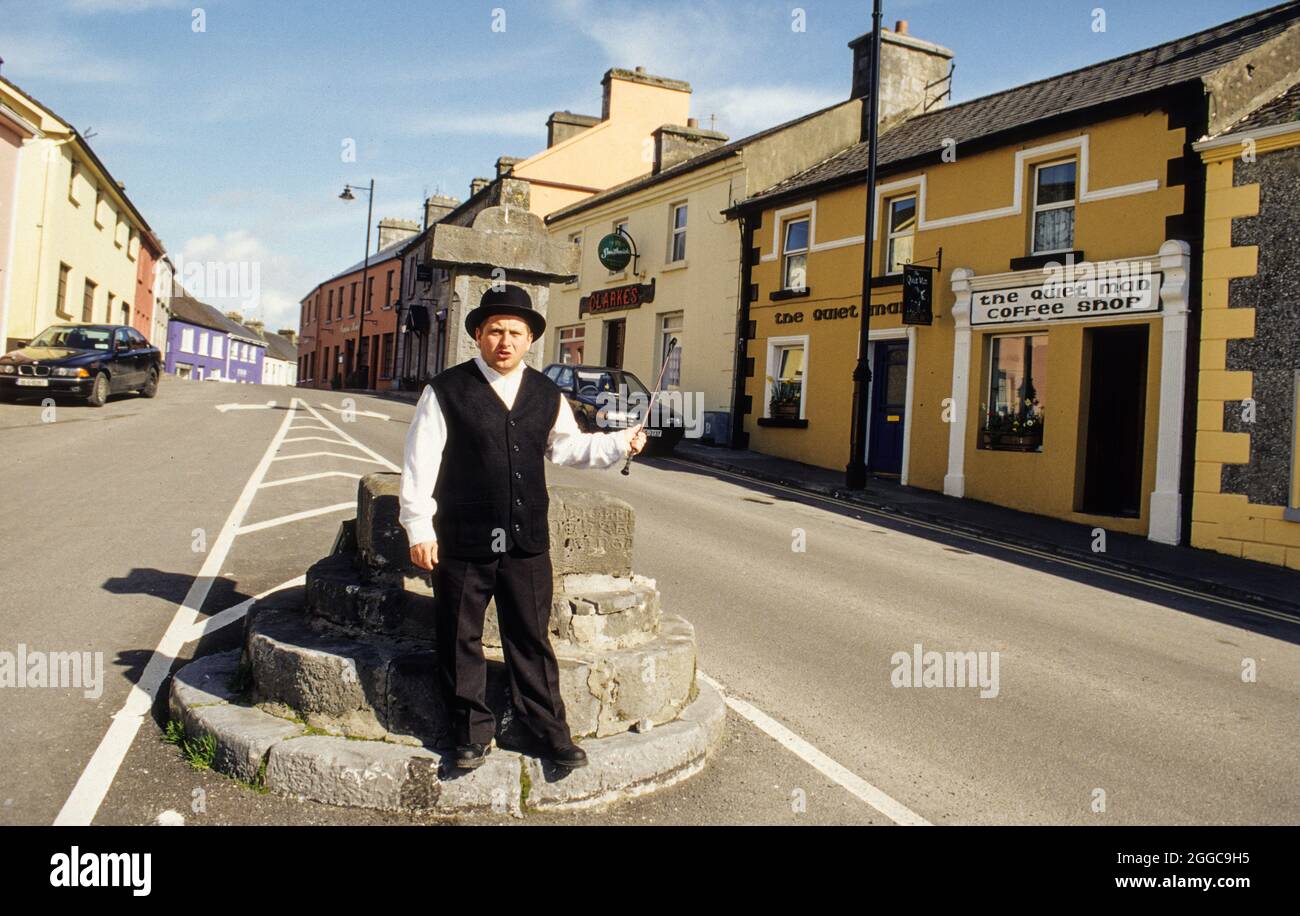 Ein Schauspieler im Kostüm einer Filmfigur führt Touristen durch das irische Dorf Cong auf den Spuren des legendären Hollywood-Films „The Quiet man“ mit den Schauspielern John Wayne und Maureen O'Hara, Regie John Ford Stockfoto