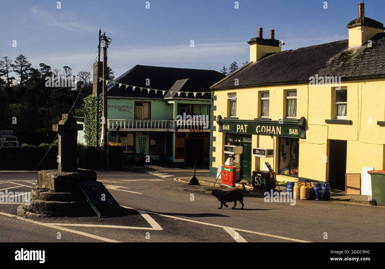 Auf den Spuren des legendären Hollywood-Films „The Quiet man“ mit den Schauspielern John Wayne und Maureen O'Hara, Regie John Ford: The Crossroads with its Cross und Cogans Bar. 2001 war es noch ein Dorfladen, Tankstelle und Bar, heute ist es ein voll lizenzierter Pub. Stockfoto