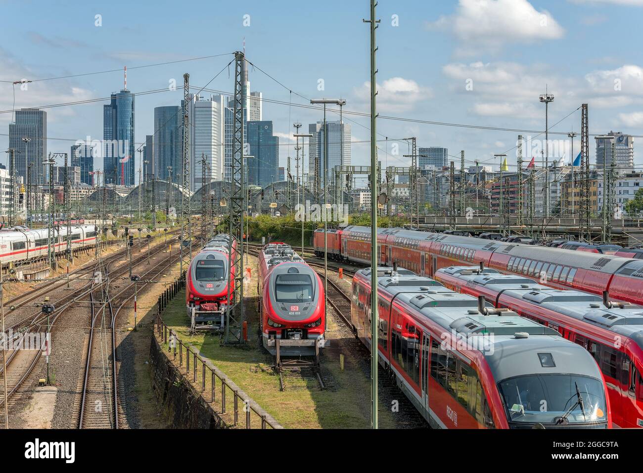 Blick auf den Hauptbahnhof und die Skyline der Innenstadt, Frankfurt, Deutschland Stockfoto
