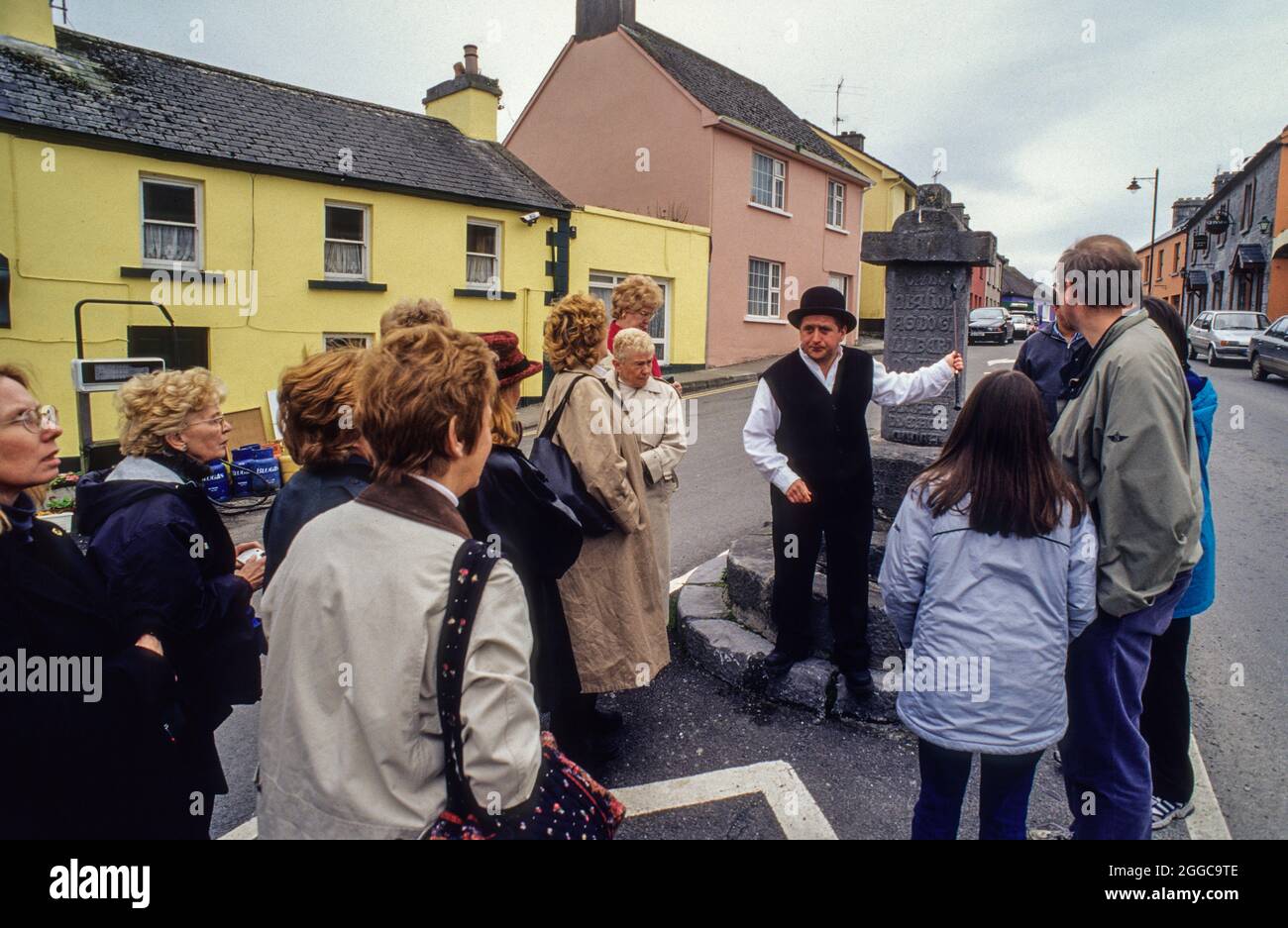 Ein Schauspieler im Kostüm einer Filmfigur führt Touristen durch das irische Dorf Cong auf den Spuren des legendären Hollywood-Films „The Quiet man“ mit den Schauspielern John Wayne und Maureen O'Hara, Regie John Ford Stockfoto