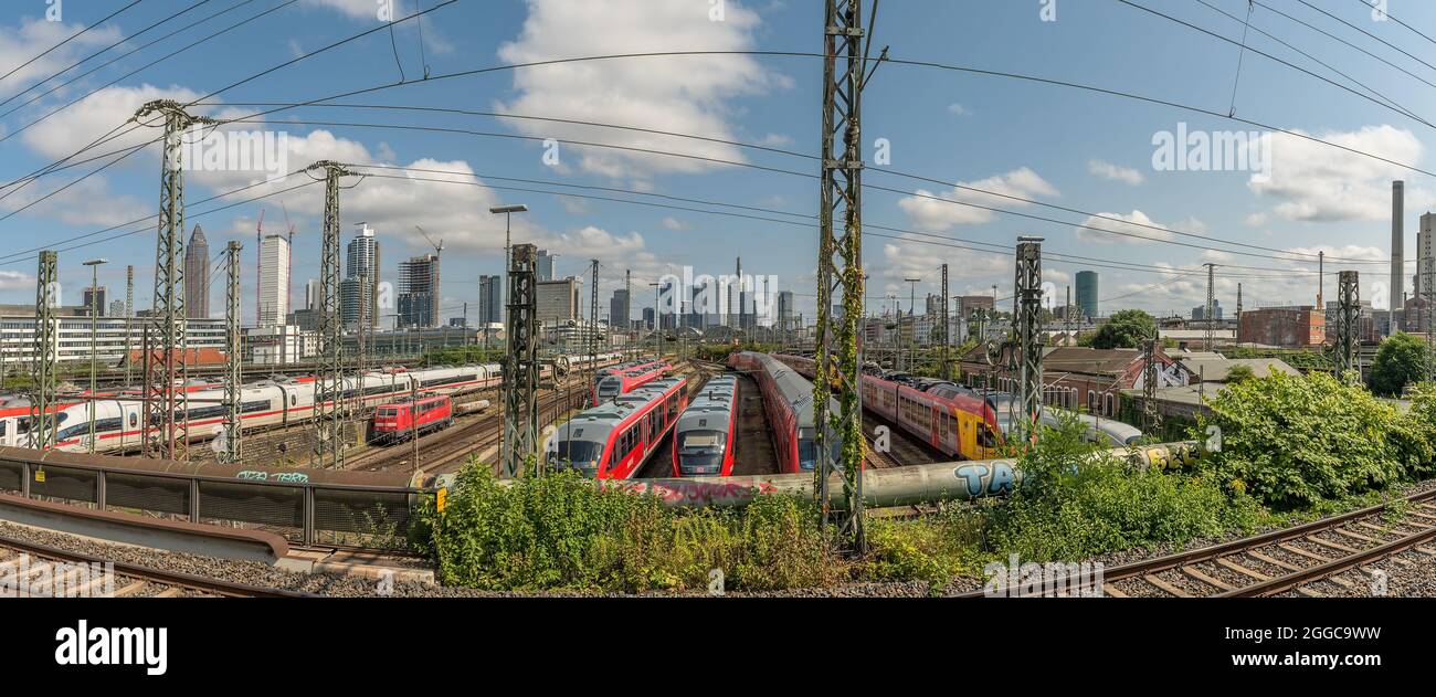 Blick auf den Hauptbahnhof und die Skyline der Innenstadt, Frankfurt, Deutschland Stockfoto