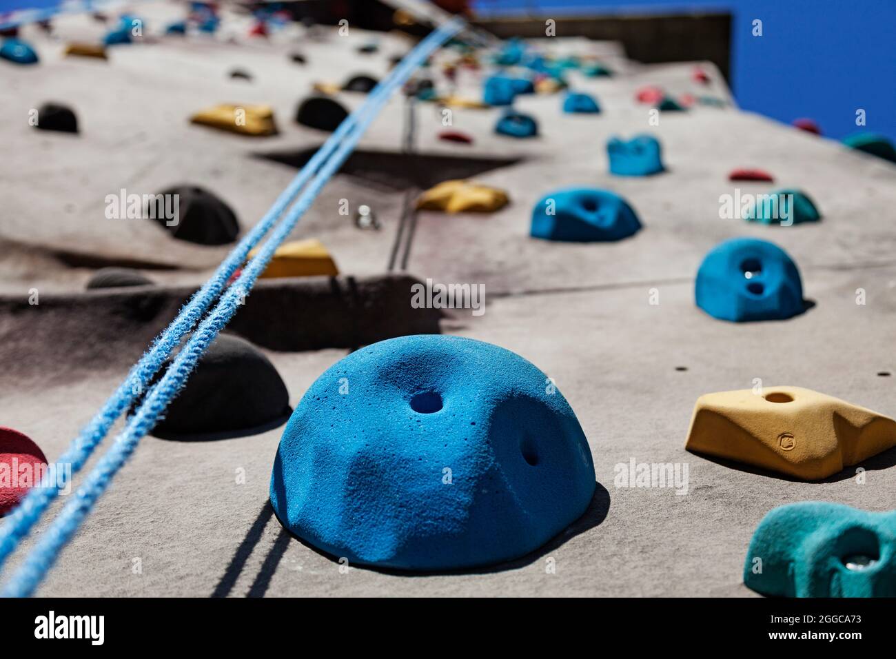Hohe Kletterwand mit Seil im Freien Stockfoto