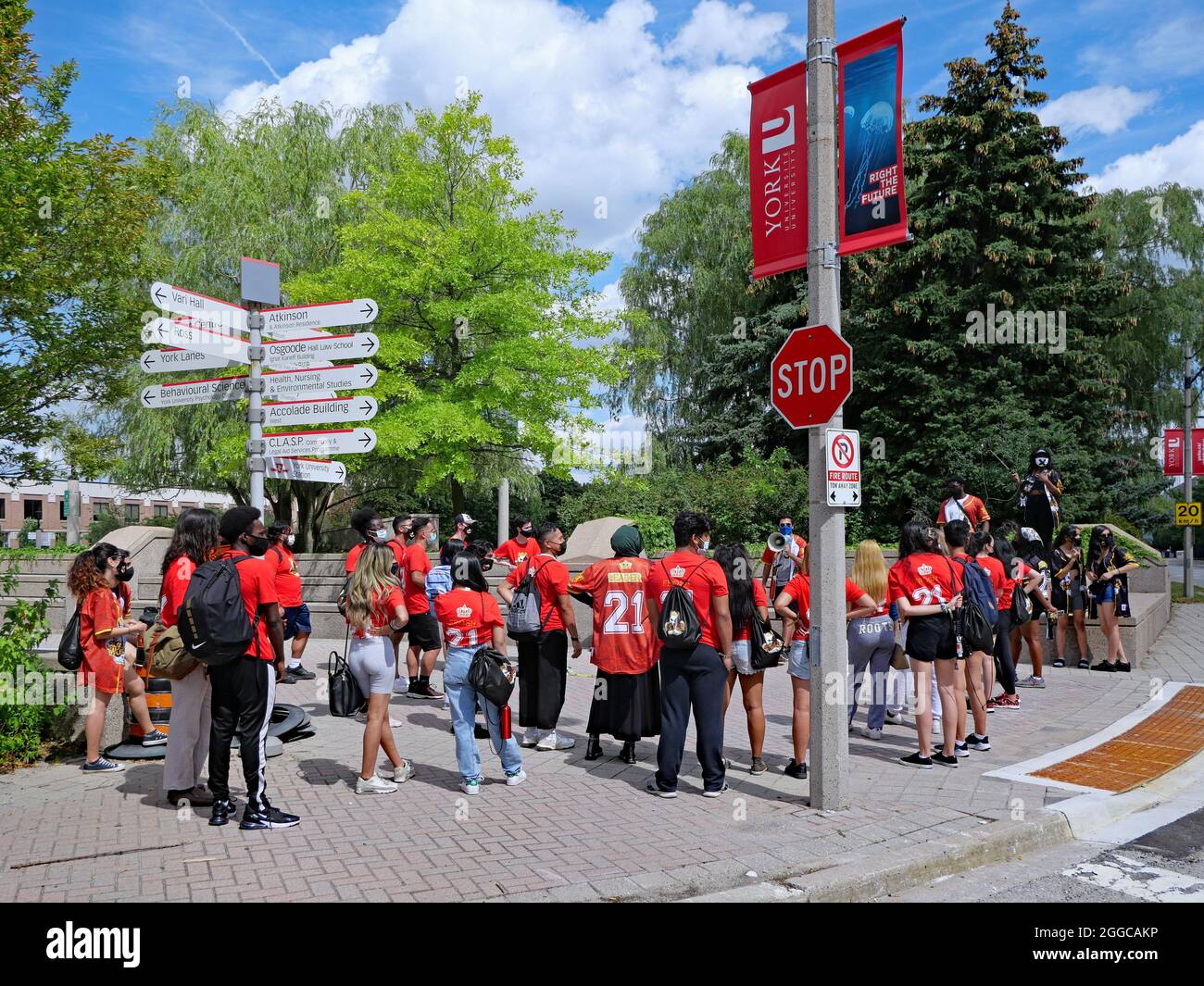 Toronto, Kanada - 30. August 2021: Frosh Week an der York University, um neue Studenten auf dem Campus vorzustellen, mit Gesichtsmasken aufgrund der Pandemie. Stockfoto