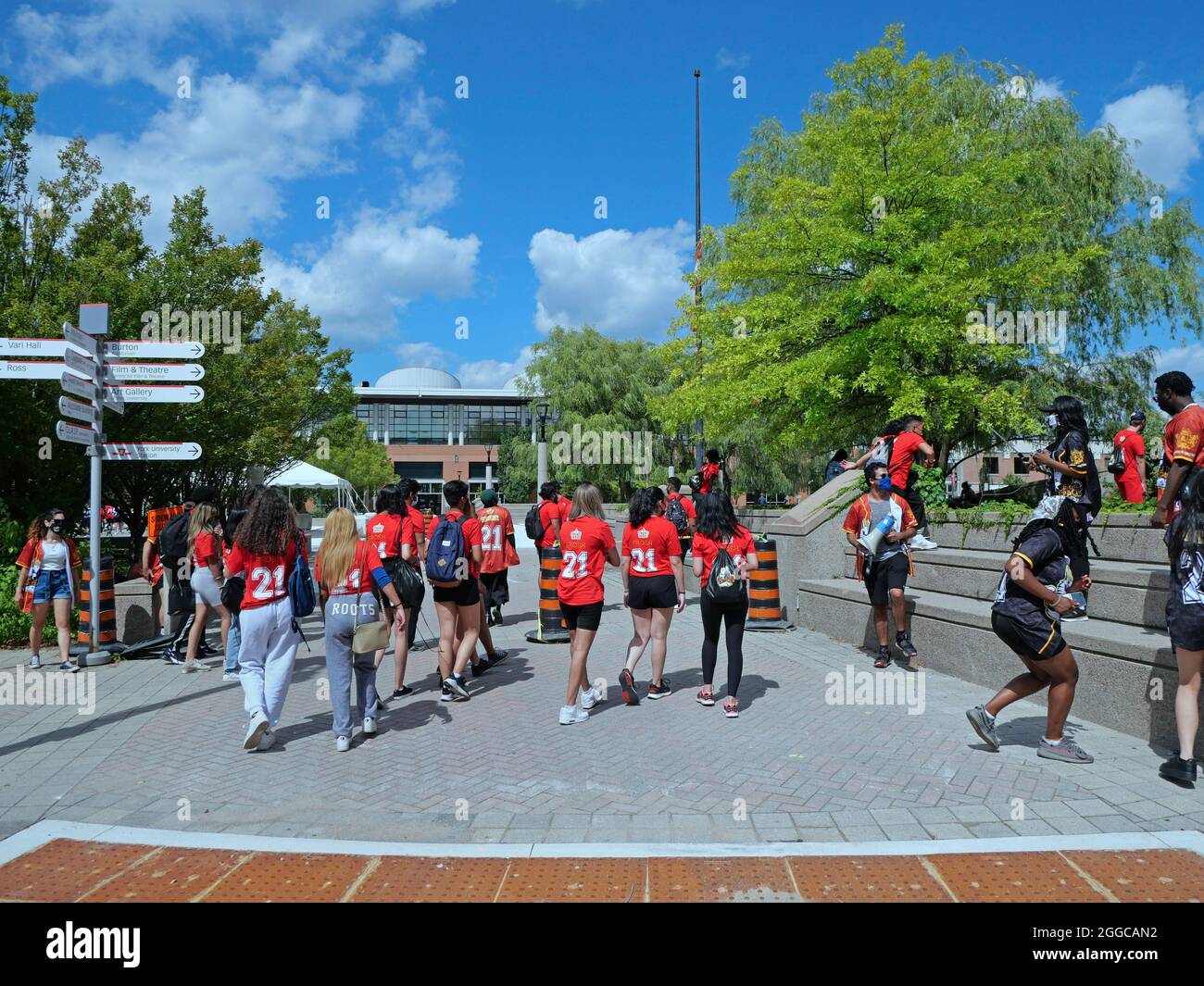 Toronto, Kanada - 30. August 2021: Frosh Week an der York University, um neue Studenten auf dem Campus vorzustellen, mit Gesichtsmasken aufgrund der Pandemie. Stockfoto