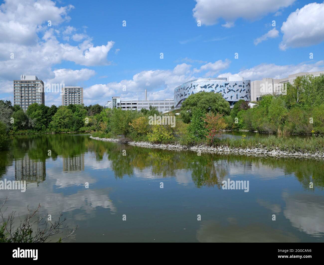 Toronto, Kanada - 30. August 2021: Blick von Westen auf den Campus der York University mit der Lassonde School of Engineering am Teich. Stockfoto