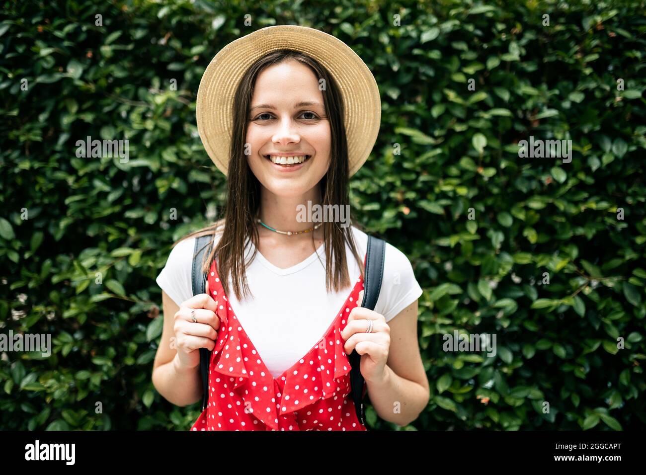 Porträt osteuropäische Hipster Frau beim Blick auf die Kamera Stockfoto