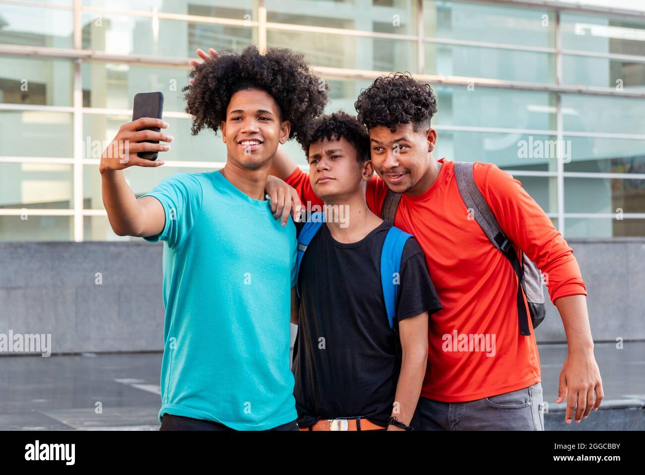 Multiethnische Freunde, die Selfie auf der Straße machen Stockfoto