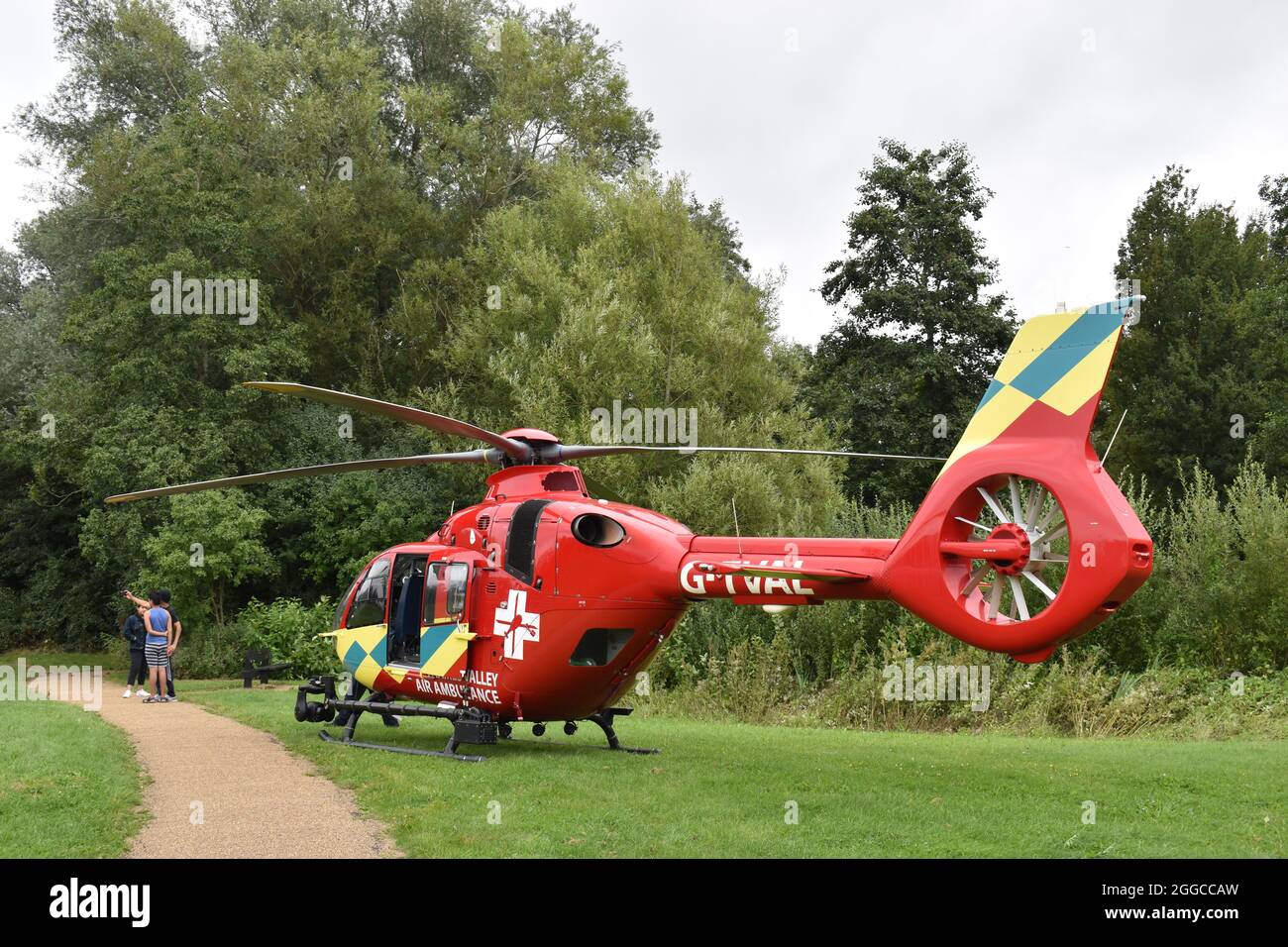 Die Ambulanz im Thames Valley landete in einer Parklandschaft in Milton Keynes. Stockfoto