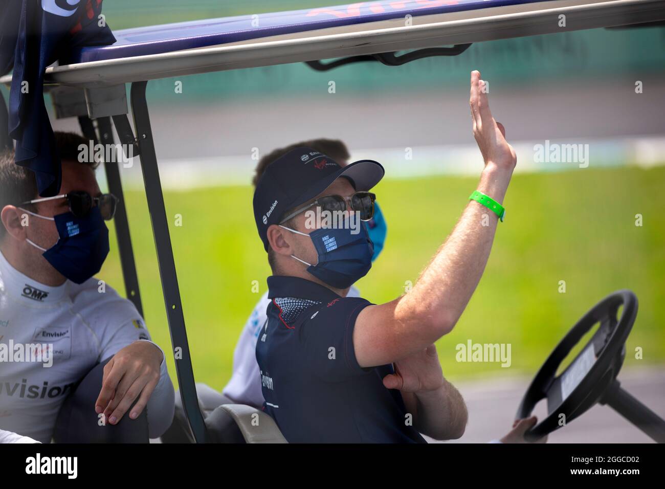 Puebla, Mexiko - 19. Juni 2021: Autodromo Miguel E. Abed. AIMA, CBMM Niobium Puebla E-Prix. Die Piloten Nick Cassidy und Robin Frijns von Virgin Racing bei Pilots ziehen über das Golfauto. Beim CBMM Niobium Puebla E-Prix. Stockfoto