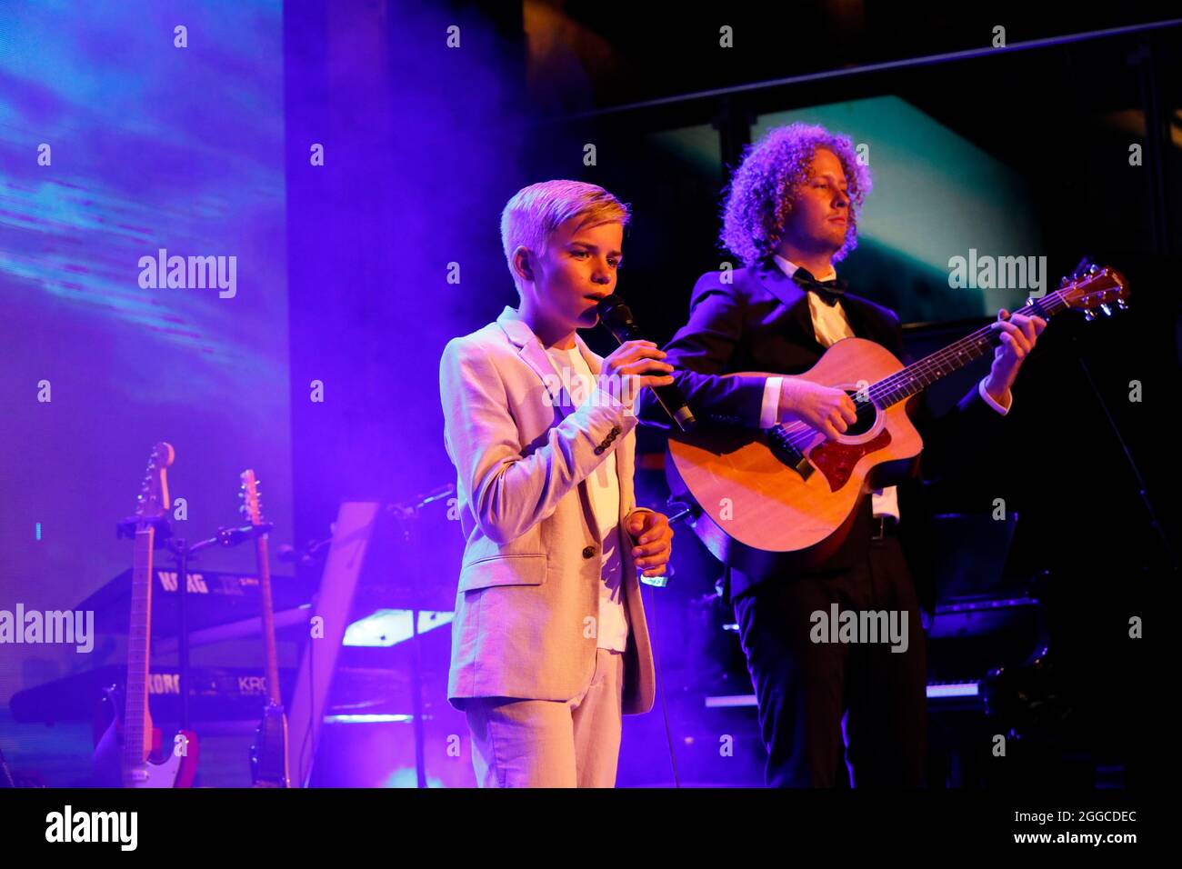 Phil Schaller und Valentin Kuhn bei der 4. Windflüchter Charity Gala zu Gunsten der Stiftung ‚Betroffen‘ im Störtebeker Brauquartier. Stralsund, 28.08 Stockfoto