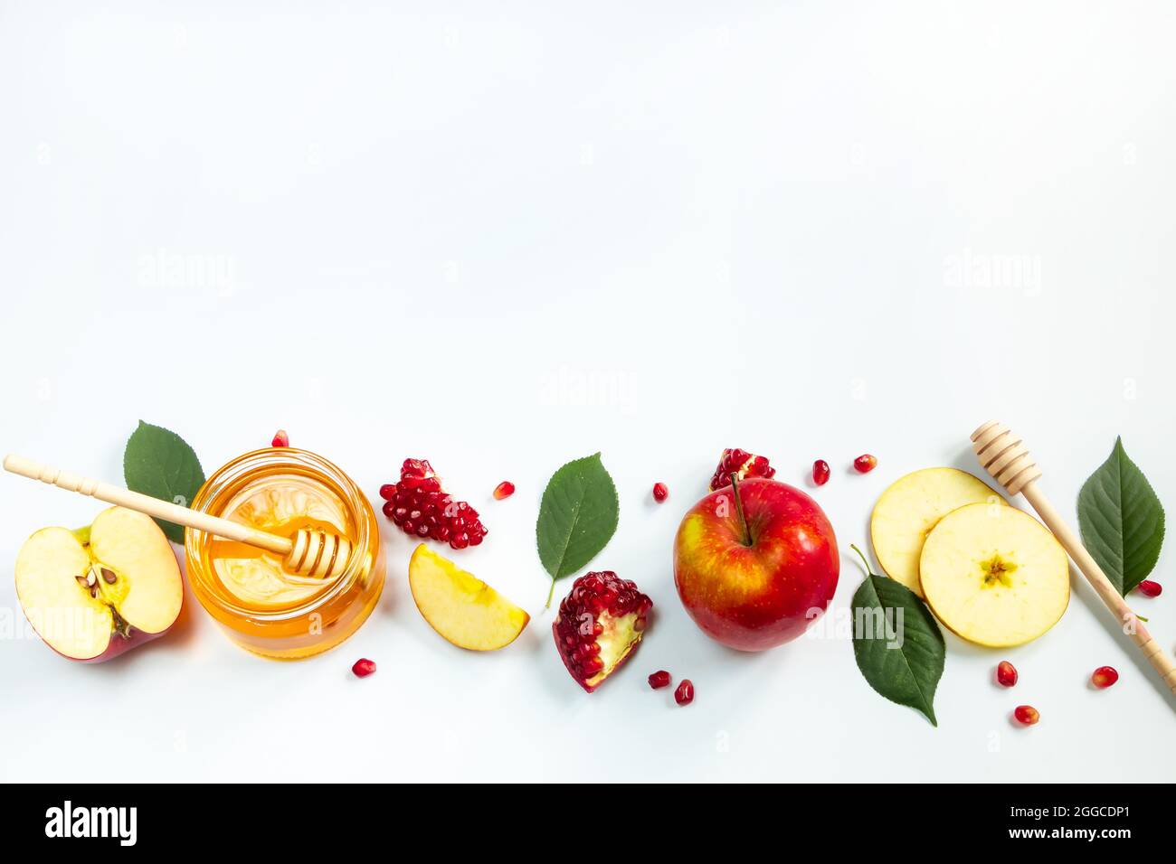 Konzept der traditionellen jüdischen Feiertag von Rosch Hashanah. Neujahr. Granatäpfel, Honig und Äpfel auf weißem Hintergrund. Ort für Ihren Text. Stockfoto