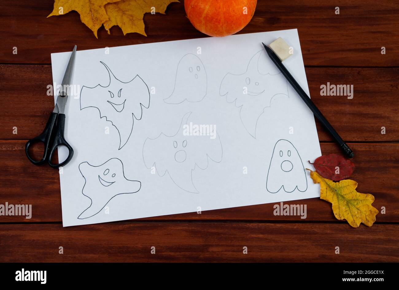 Halloween DIY. Schritt für Schritt Anweisungen, wie man lustige Geister zeichnen. Schritt 1. Stockfoto