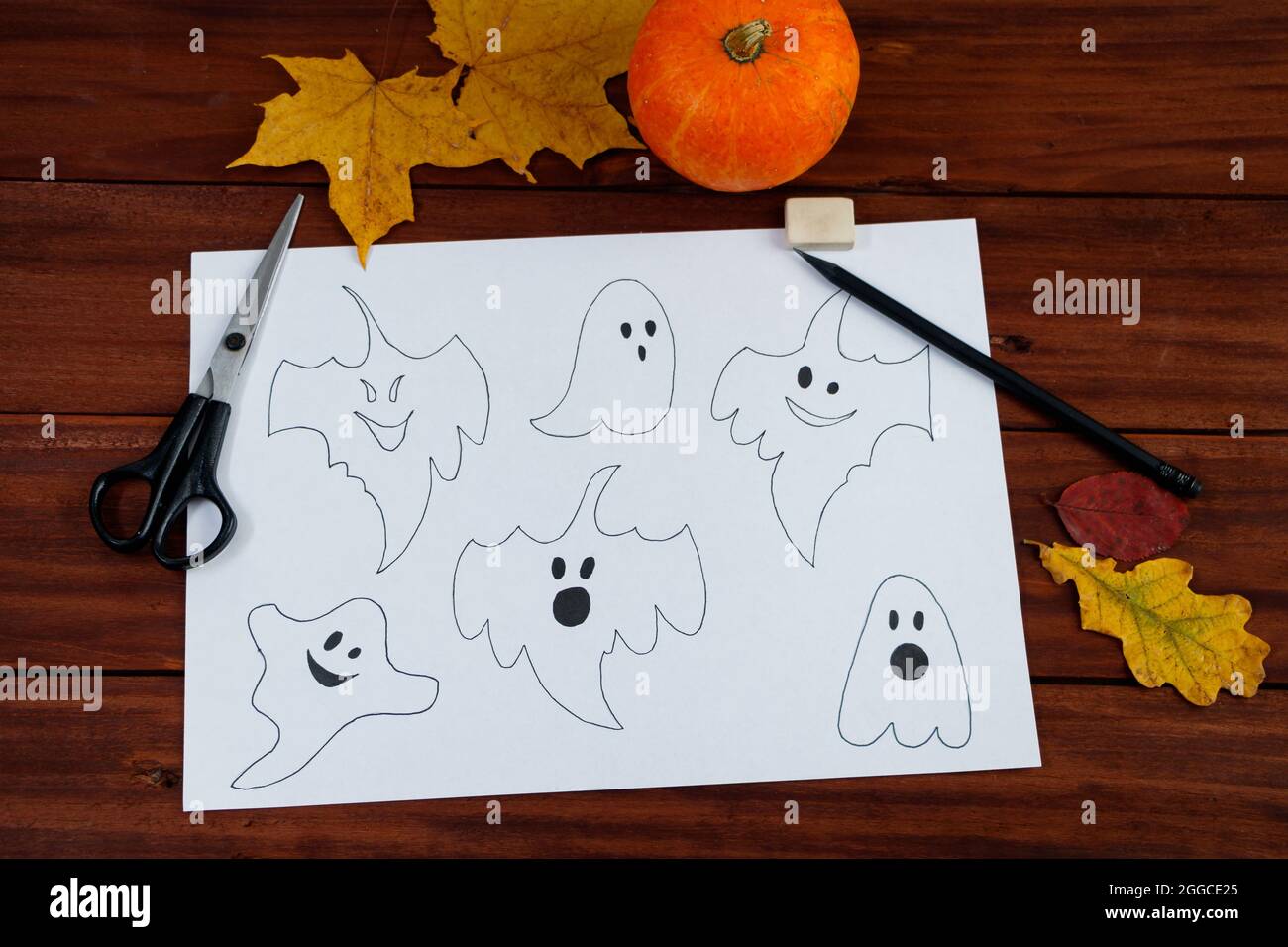 Halloween DIY. Schritt für Schritt Anweisungen, wie man lustige Geister zeichnen. Schritt 4. Stockfoto