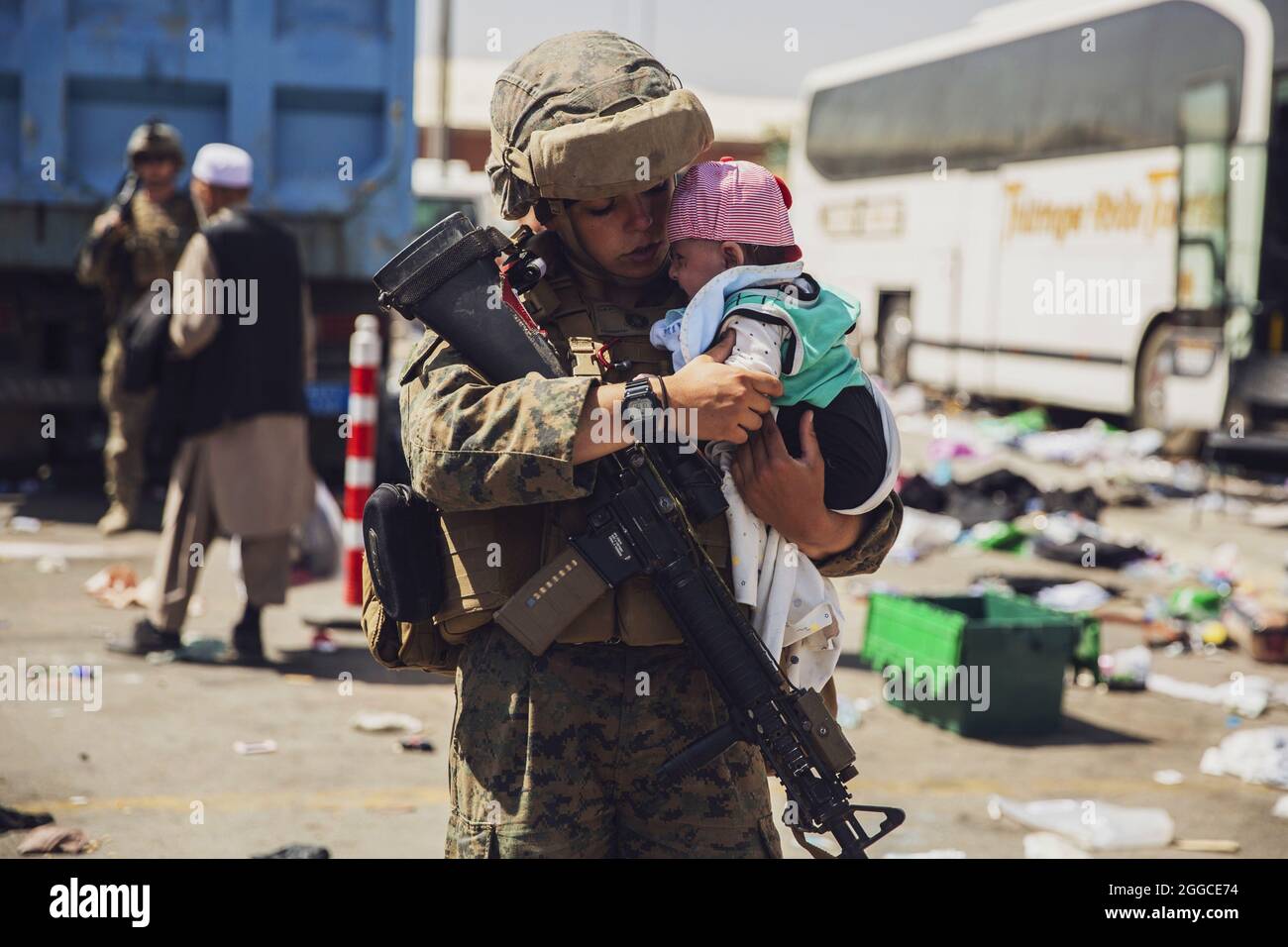 Eine US-Marine mit der 24. Marine Expeditionary Unit (MEU) trägt während einer Evakuierung am Hamid Karzai International Airport, Kabul, Afghanistan, am 28. August 2021, ein Baby während der Familienprozesse durch das Evakuierungskontrollzentrum (ECC). US-Dienstmitglieder unterstützen das Außenministerium bei einer nicht-kämpferischen Evakuierungsoperation (NEO) in Afghanistan. Pflichtnachweis: Victor Mancilla - US Marine Corps via CNP /MediaPunch Stockfoto