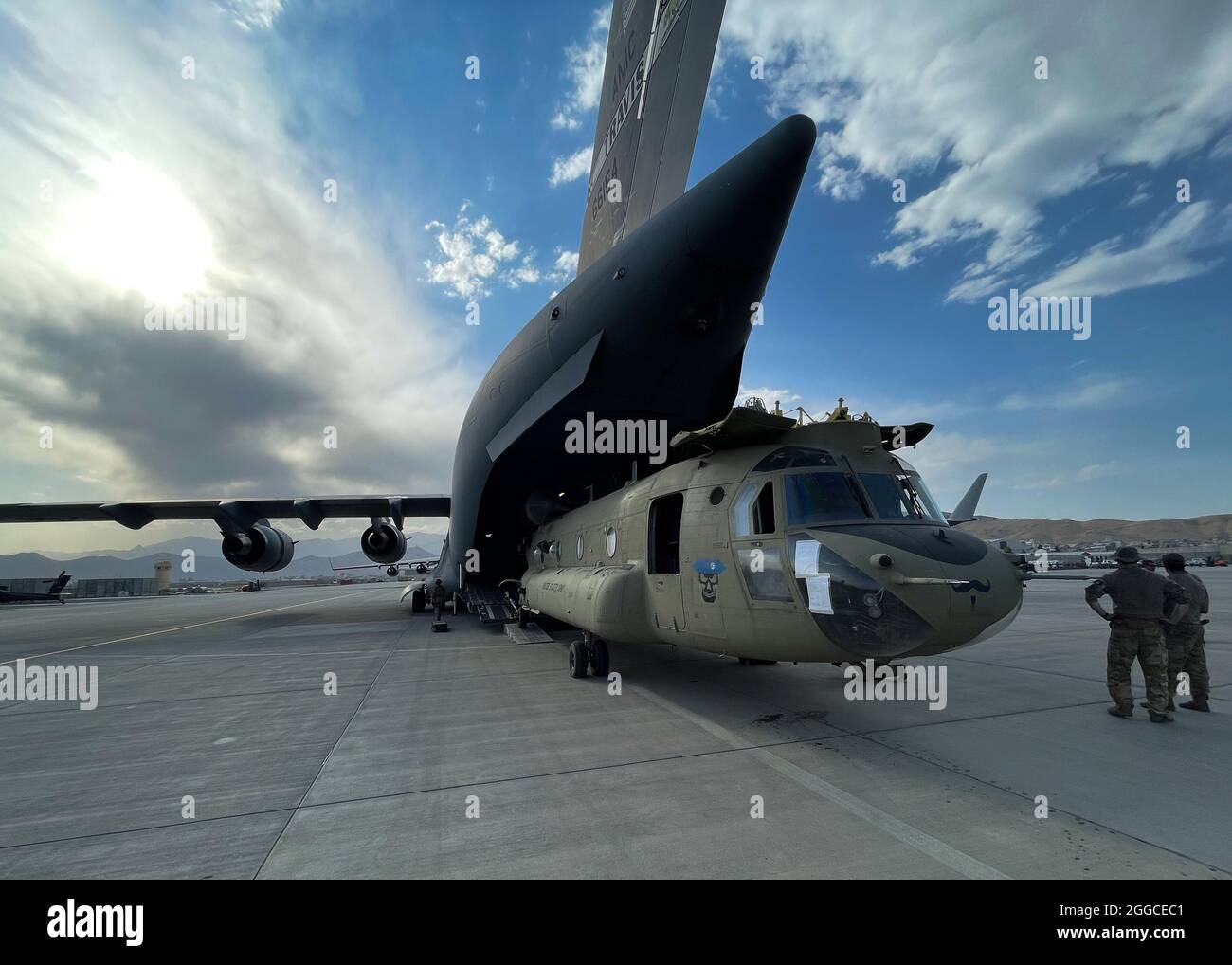 (210830) -- WASHINGTON, 30. August 2021 (Xinhua) -- EIN CH-47 Chinook wird am 28. August 2021 auf einen US Air Force C-17 Globemaster III auf dem Hamid Karzai International Airport in Kabul, Afghanistan, geladen. Das US-Zentralkommando kündigte am Montag an, dass der Abzug der US-Truppen aus Afghanistan abgeschlossen ist und die 20 Jahre der von den USA geführten Invasion in das Land beendet wurde. (USA Central Command Public Affairs/Handout über Xinhua) Stockfoto