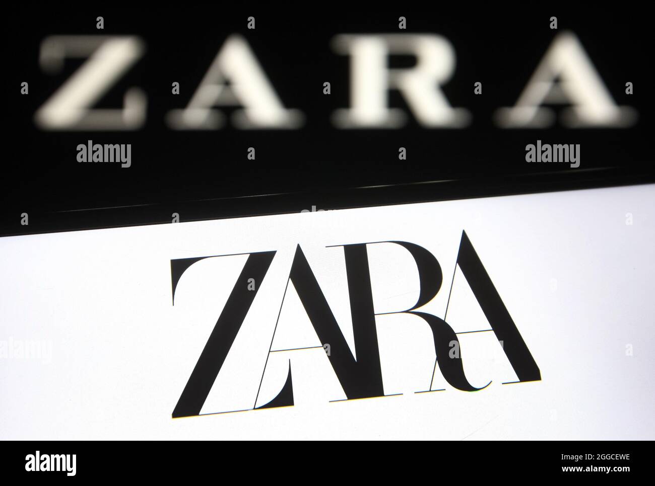 Ukraine. August 2021. In dieser Abbildung ist ein Zara-Logo auf einem Smartphone und einem pc-Bildschirm zu sehen. Kredit: SOPA Images Limited/Alamy Live Nachrichten Stockfoto