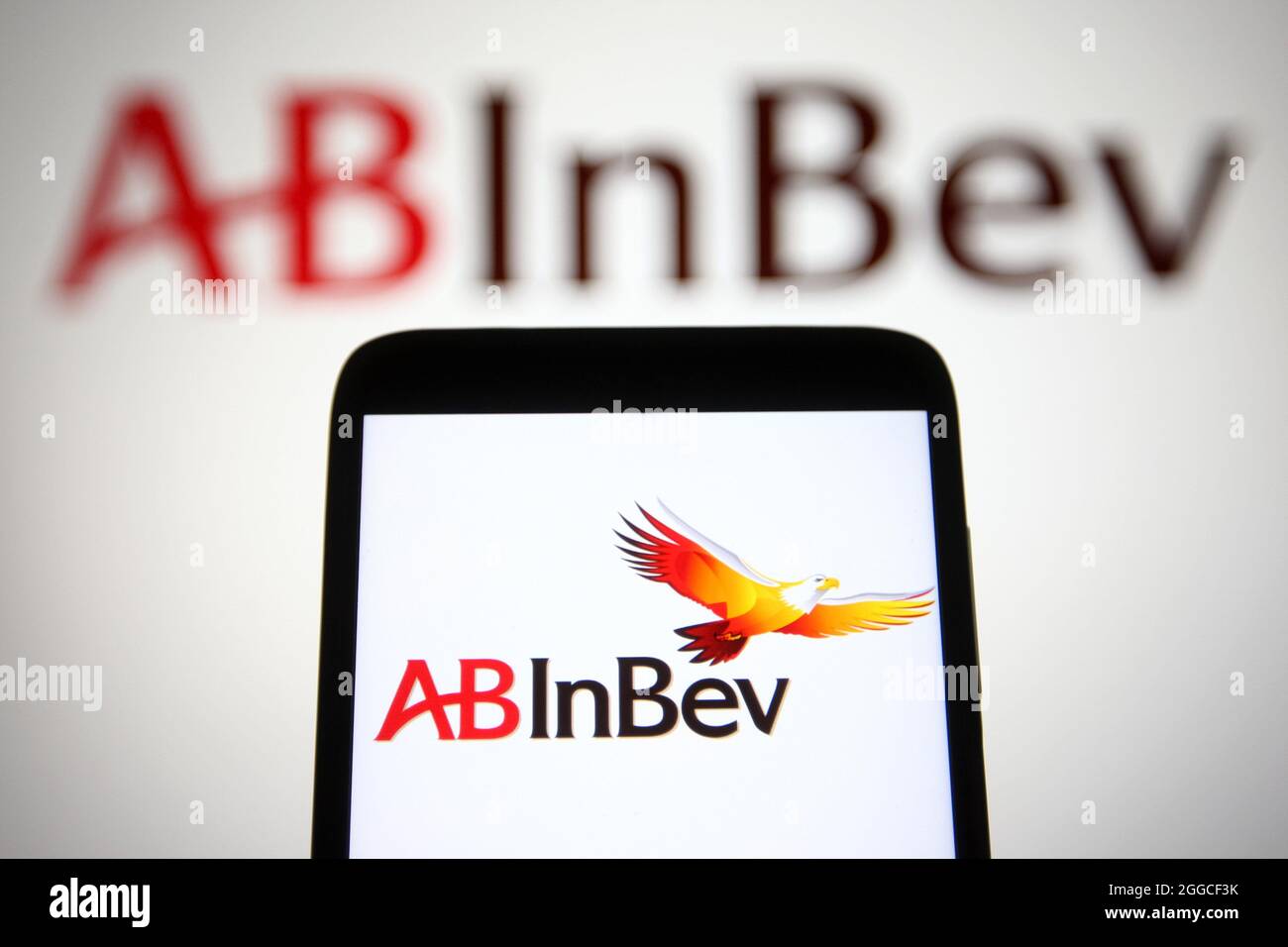 Ukraine. August 2021. In dieser Abbildung ist ein ab InBev (Anheuser-Busch InBev) Logo auf einem Smartphone und einem pc-Bildschirm zu sehen. (Bild: © Pavlo Gonchar/SOPA Images via ZUMA Press Wire) Stockfoto