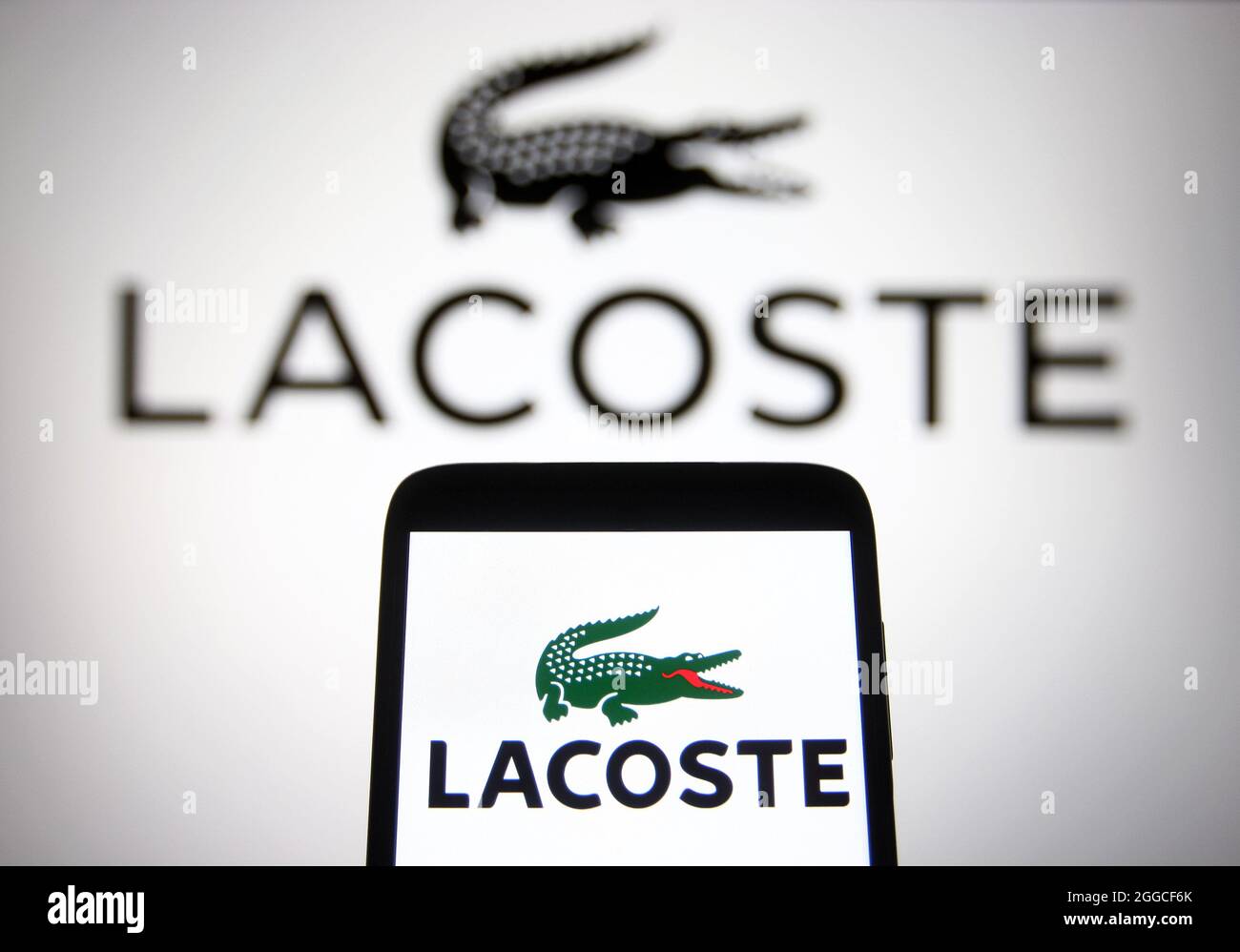 Ukraine. August 2021. In dieser Abbildung ist ein Lacoste-Logo auf einem  Smartphone und einem pc-Bildschirm zu sehen. (Bild: © Pavlo Gonchar/SOPA  Images via ZUMA Press Wire Stockfotografie - Alamy