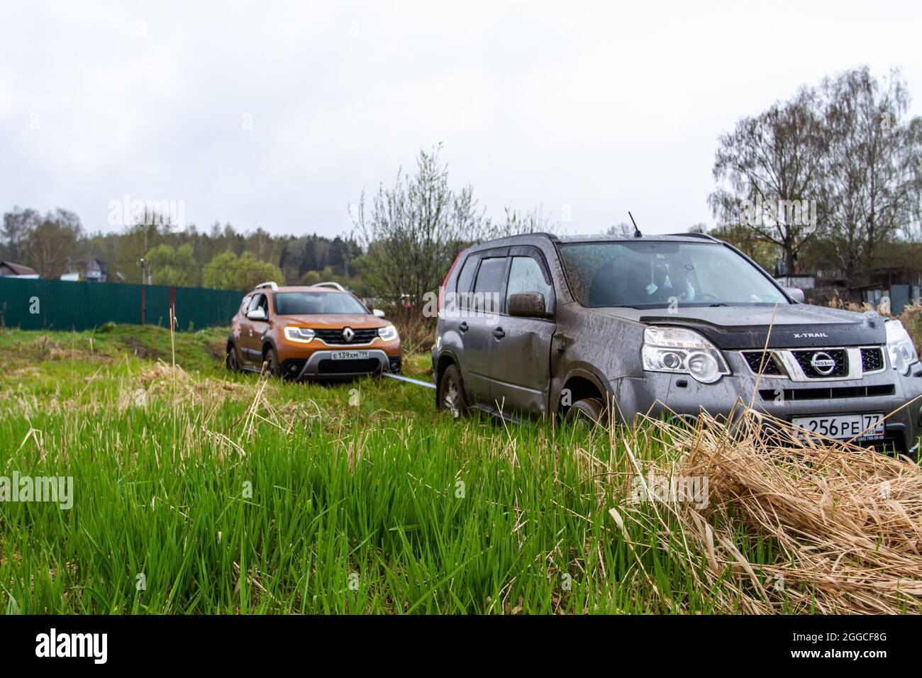 MOSKAU, RUSSLAND - 08. MAI 2021 Renault Duster zweite Generation Außenansicht im Schlepptau mit einem weiteren SUV über Schmutz und Schlamm. Geländewagen, der durch m fährt Stockfoto