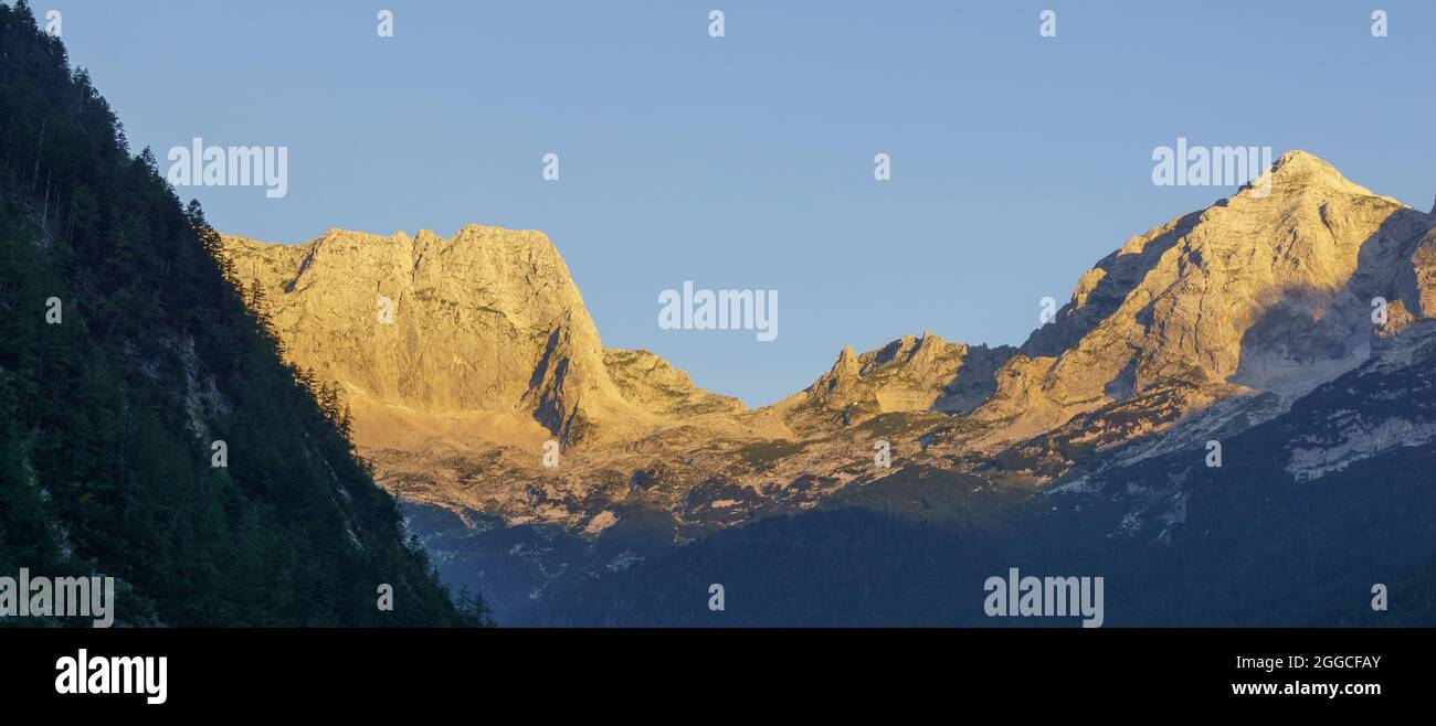 Panorama der goldenen Farbe der Berggipfel bei Sonnenaufgang im nationalpark triglav, slowenien Stockfoto