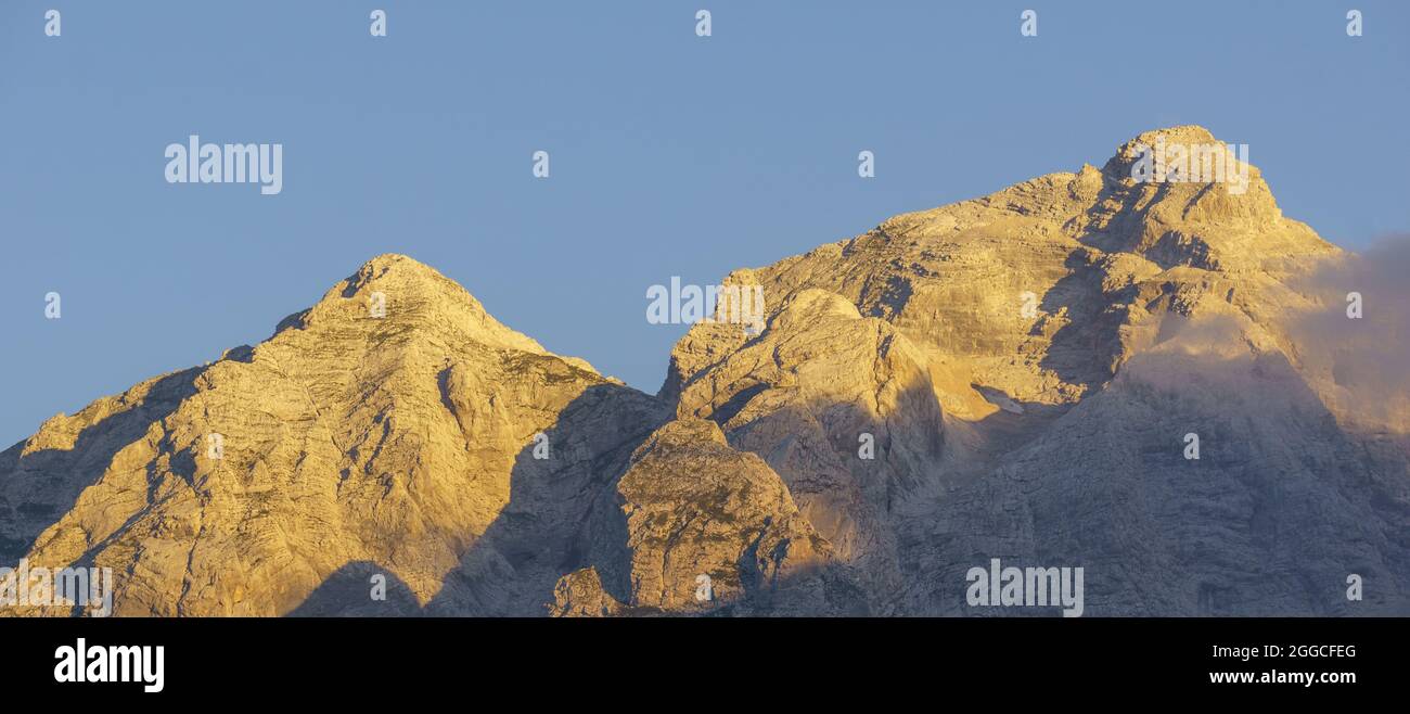 goldene Farbe der Berggipfel bei Sonnenaufgang im nationalpark triglav, slowenien Stockfoto