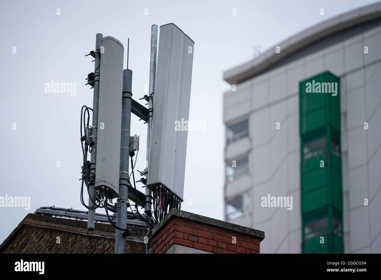 Die Masten des 5G-Mobilfunkanbieters wurden neu auf den Dächern einer Londoner Wohnsiedlung im Südosten des Vereinigten Königreichs installiert Stockfoto