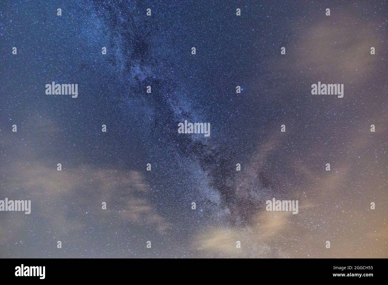 milchstraße an einem teilweise bewölkten Himmel Stockfoto