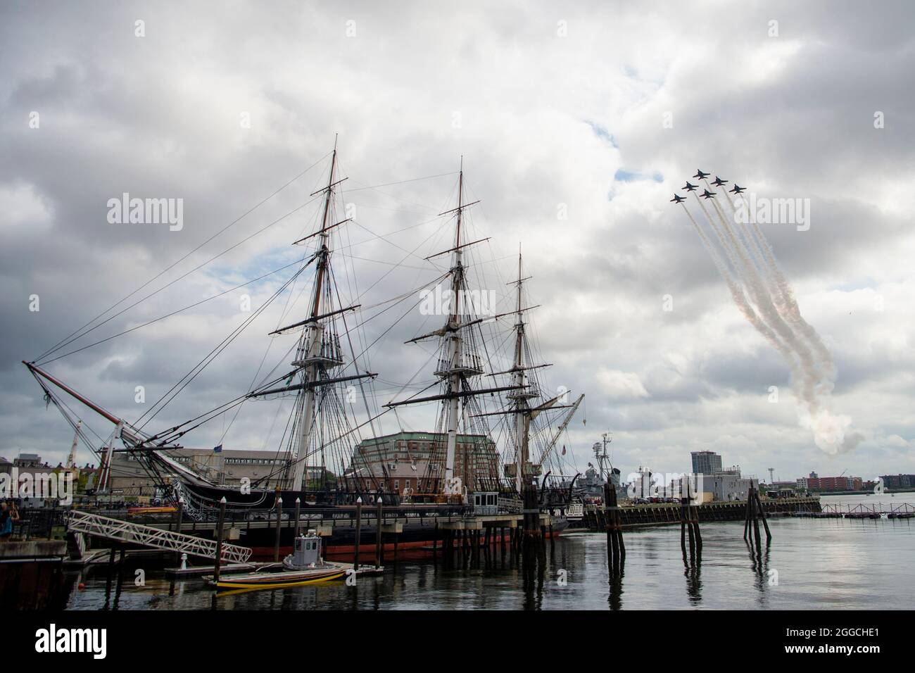 BOSTON (Aug 30, 2021) das U.S. Navy Flight Demonstration Squadron, die Blue Angels, durchsetzt die USS Constitution. USS Constitution, das älteste in Auftrag gegebene Kriegsschiff der Welt, spielte eine entscheidende Rolle in den Barbarenkriegen und dem Krieg von 1812 und verteidigte von 1797 bis 1855 aktiv die Seewege. Während des normalen Betriebs bieten die an Bord der USS Constitution stationierten aktiven Seeleute kostenlose Touren an und bieten jährlich mehr als 600,000 Menschen einen öffentlichen Besuch an, da sie die Mission des Schiffes unterstützen, die Geschichte und das maritime Erbe der Marine zu fördern und das Bewusstsein für die Bedeutung von zu schärfen Stockfoto