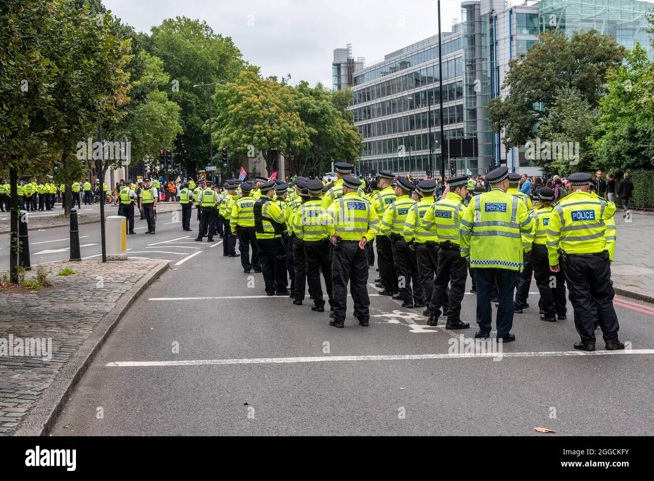 London, Großbritannien. August 2021. Eine große Anzahl von Polizisten versammelten sich, als Demonstranten Straßen und Tower Bridge während des Aussterbens blockierten.die Rebellion's The Impossible Tea Party protestierte gegen den Mangel an Maßnahmen zur Klimakrise. Kredit: SOPA Images Limited/Alamy Live Nachrichten Stockfoto