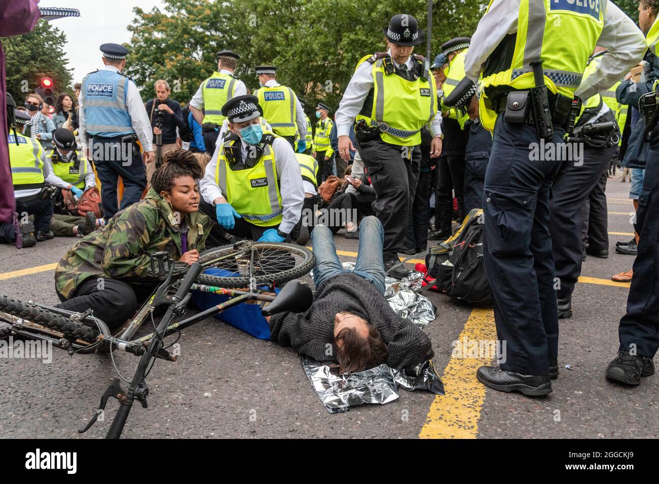 London, Großbritannien. August 2021. Zwei Demonstranten sahen während der „The Impossible Tea Party“ des „Extinction Rebellion“-Protestes gegen das Fehlen von Maßnahmen gegen die Klimakrise eingesperrt. (Foto von Dave Rushen/SOPA Images/Sipa USA) Quelle: SIPA USA/Alamy Live News Stockfoto