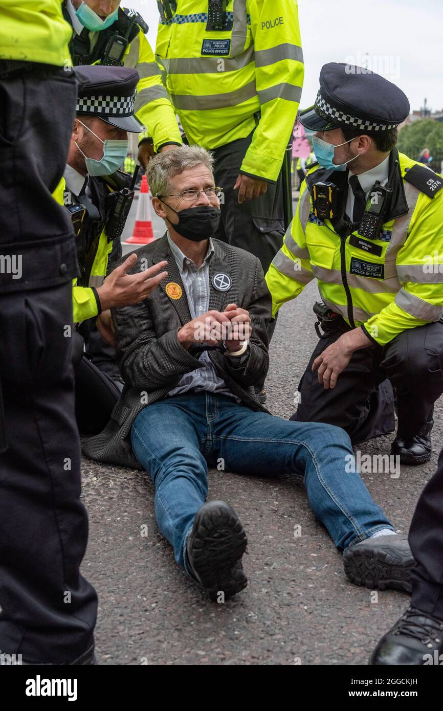 London, Großbritannien. August 2021. Ein Protestler wird verhaftet, nachdem er während des Protestes der The Impossible Tea Party der Rebellion gegen das Fehlen von Maßnahmen gegen die Klimakrise die Warnungen der Polizei nicht gehört hat. (Foto von Dave Rushen/SOPA Images/Sipa USA) Quelle: SIPA USA/Alamy Live News Stockfoto