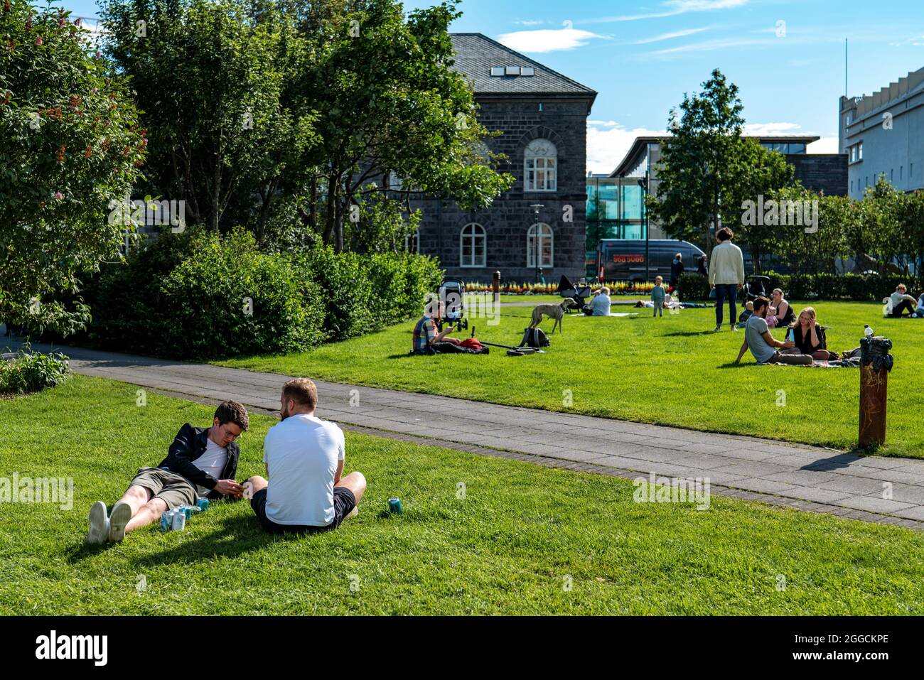 Menschen hängen auf einem Parkplatz in Rekjavik, Island Stockfoto